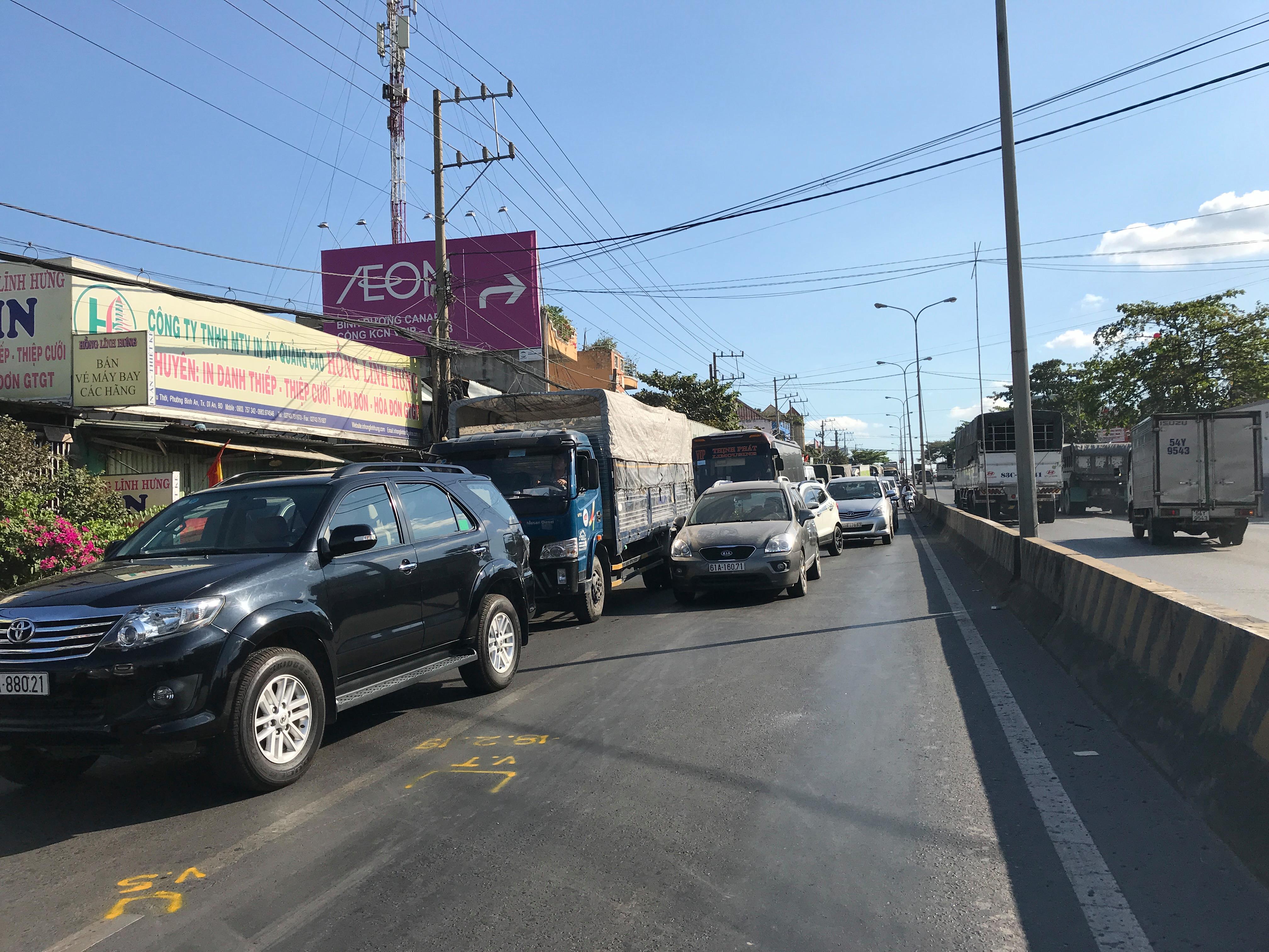 Tin nhanh - Xe ben tông lật 'xế hộp', 3 người thoát chết trong gang tấc (Hình 2).