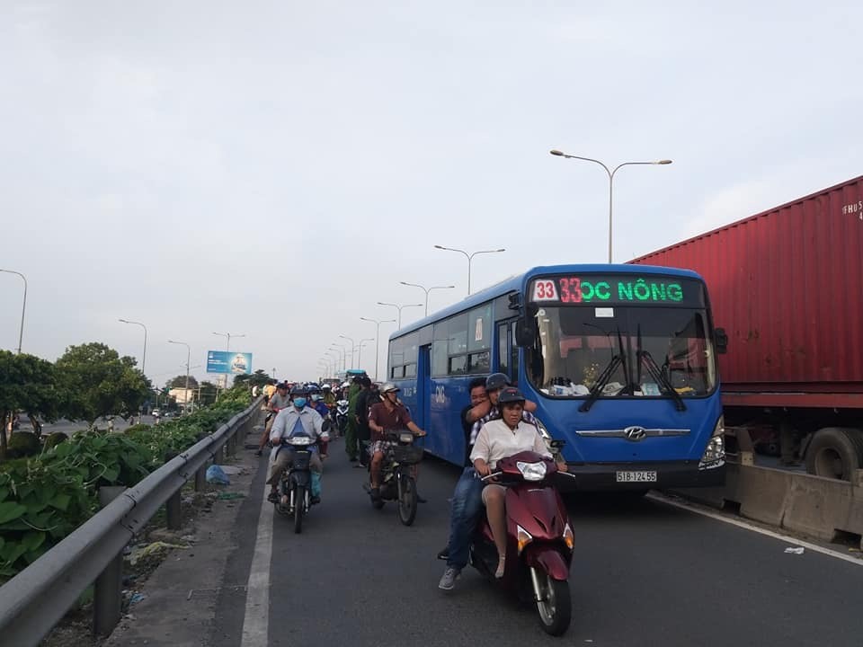 Tin nhanh - Va chạm xe buýt, nam thanh niên tử vong tại chỗ (Hình 2).