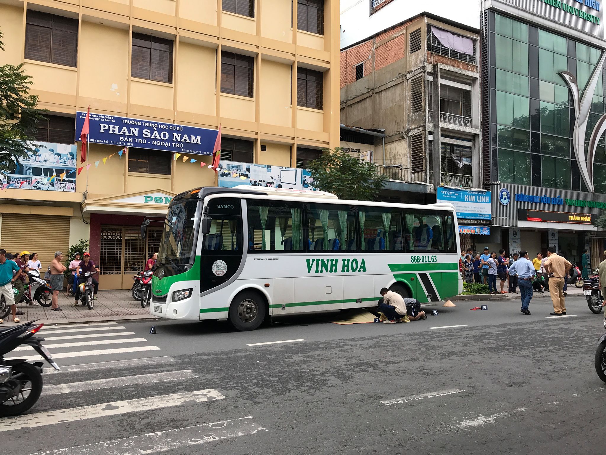 Tin nhanh - Bà lão nhặt ve chai bị xe khách tông tử vong thương tâm (Hình 2).