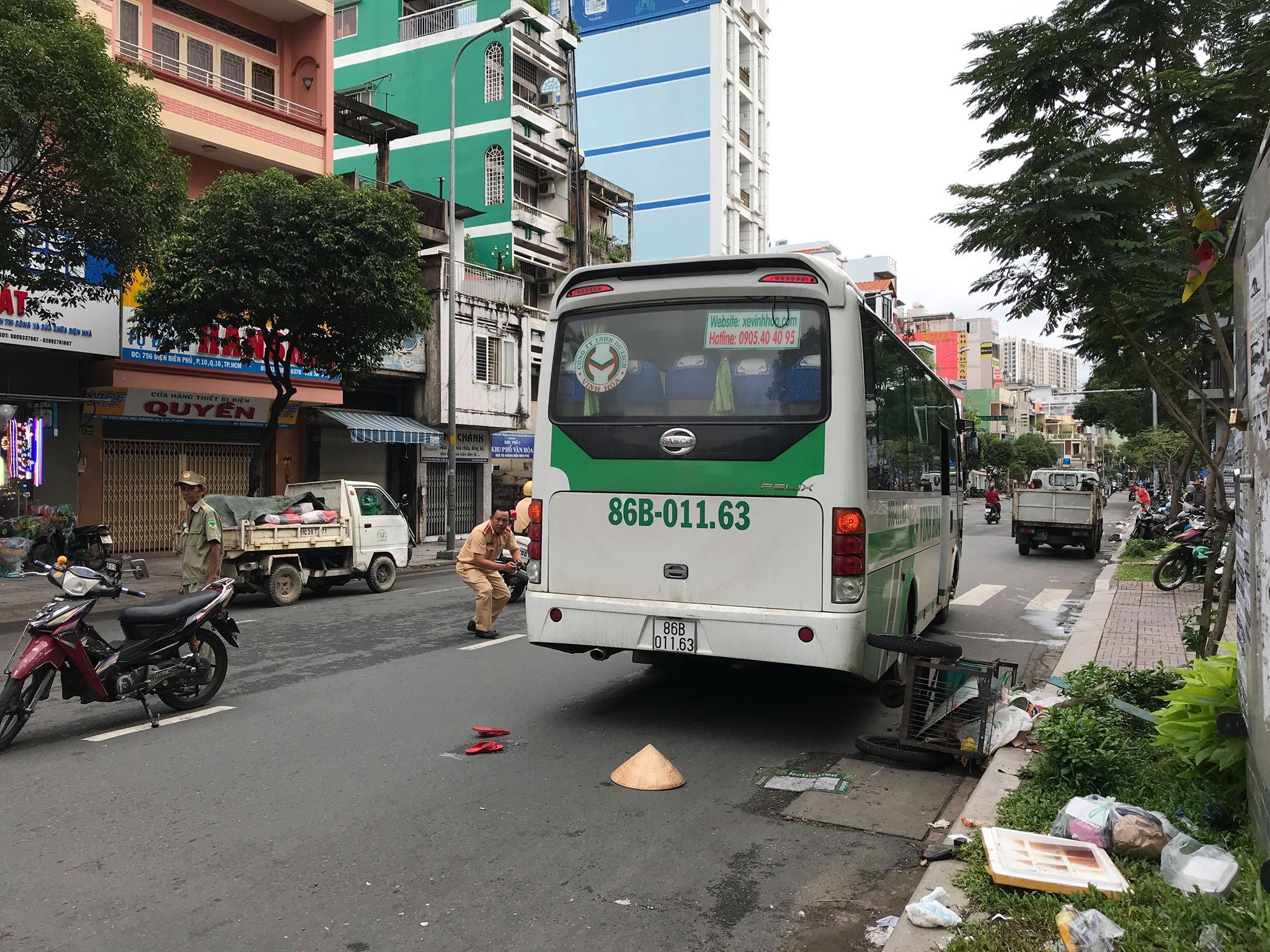 Tin nhanh - Bà lão nhặt ve chai bị xe khách tông tử vong thương tâm