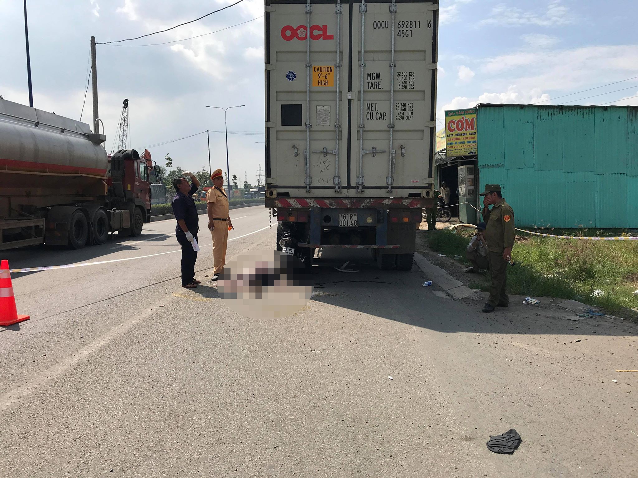 Tin nhanh - Tông thẳng đuôi xe container, nam thanh niên tử vong thương tâm (Hình 2).