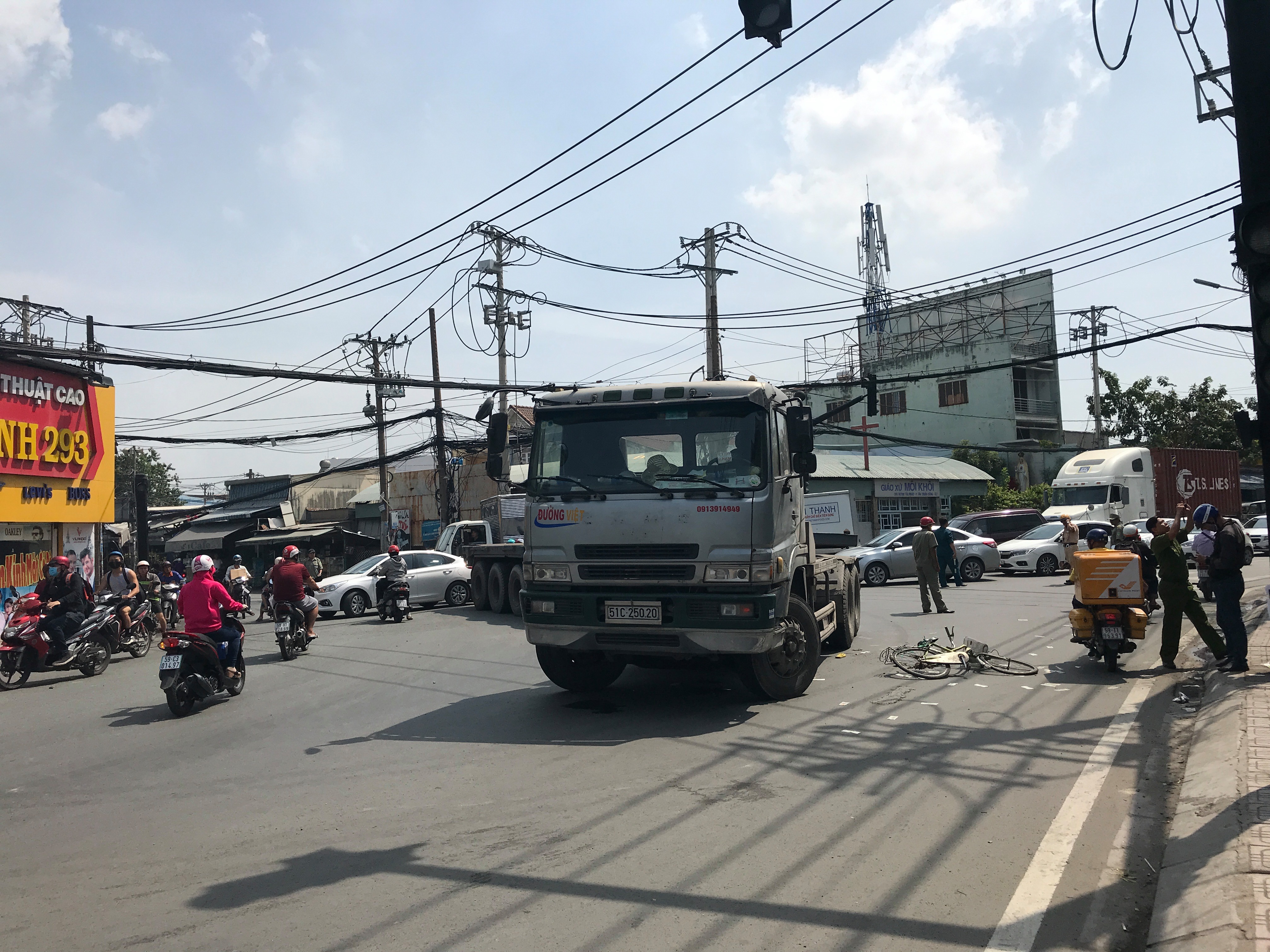 Tin nhanh - Thương tâm hai mẹ con bị container cán thương vong vì né xe chạy ngược chiều