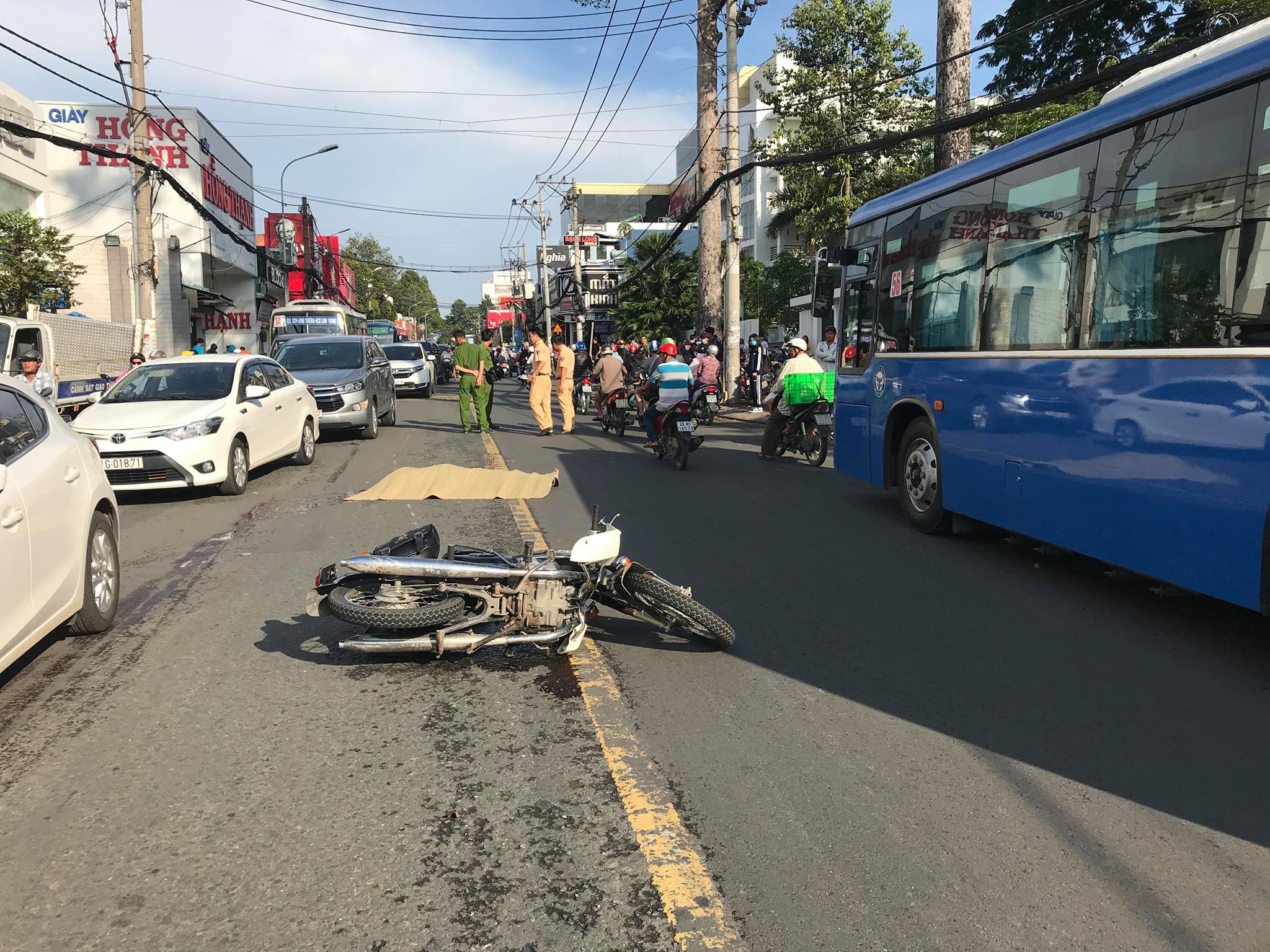 Tin nhanh - Phó Viện trưởng VKS Nhân dân bị xe máy tông tử vong sau tai nạn liên hoàn (Hình 2).