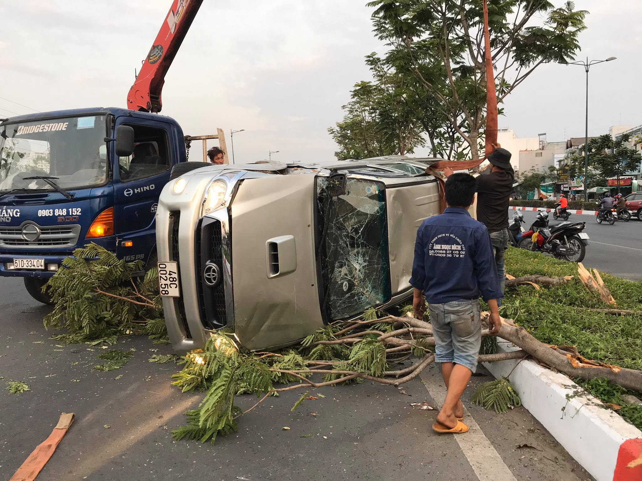 Tin nhanh - Ô tô Toyota mất lái “làm xiếc” trên đại lộ, nhiều người bị thương