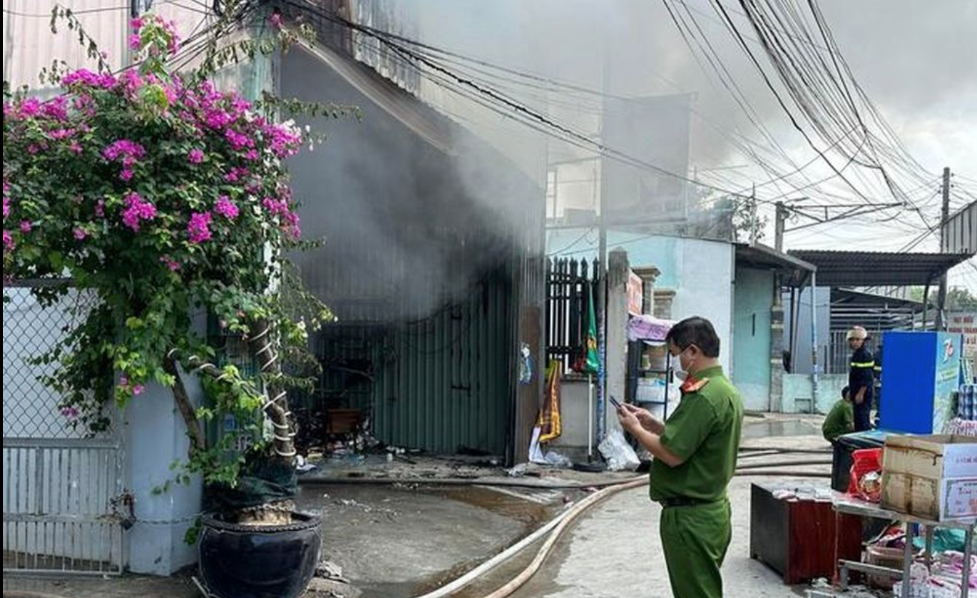 An ninh - Hình sự - Điều tra vụ một thanh niên tấn công công an rồi đốt tiệm tạp hoá của người dân (Hình 2).