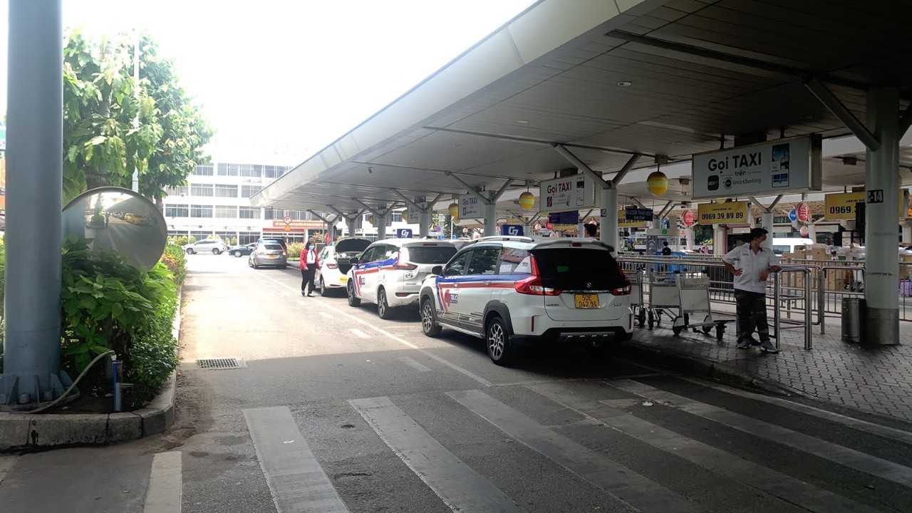 Sự kiện - Gian lận cước, 2 hãng taxi phải tạm dừng đón khách tại sân bay Tân Sơn Nhất  (Hình 2).