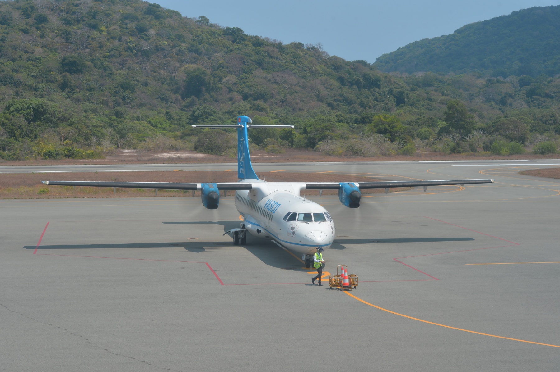 Tiêu dùng & Dư luận - Vietnam Airlines tăng chuyến ra Côn Đảo sau khi Bamboo ngừng bay 