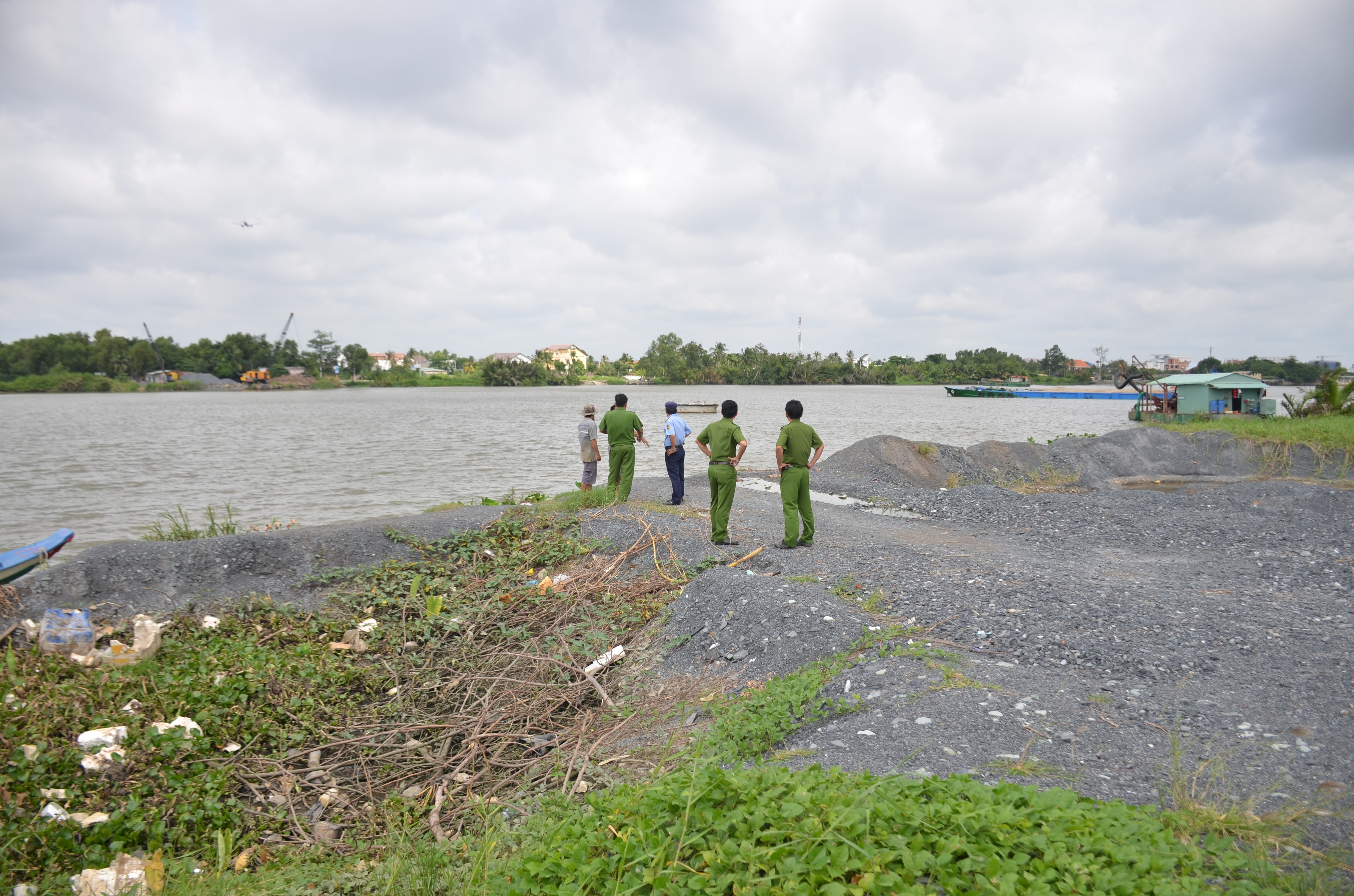 An ninh - Hình sự - Làm rõ danh tính nam thanh niên chết loã thể trên sông Sài Gòn (Hình 2).