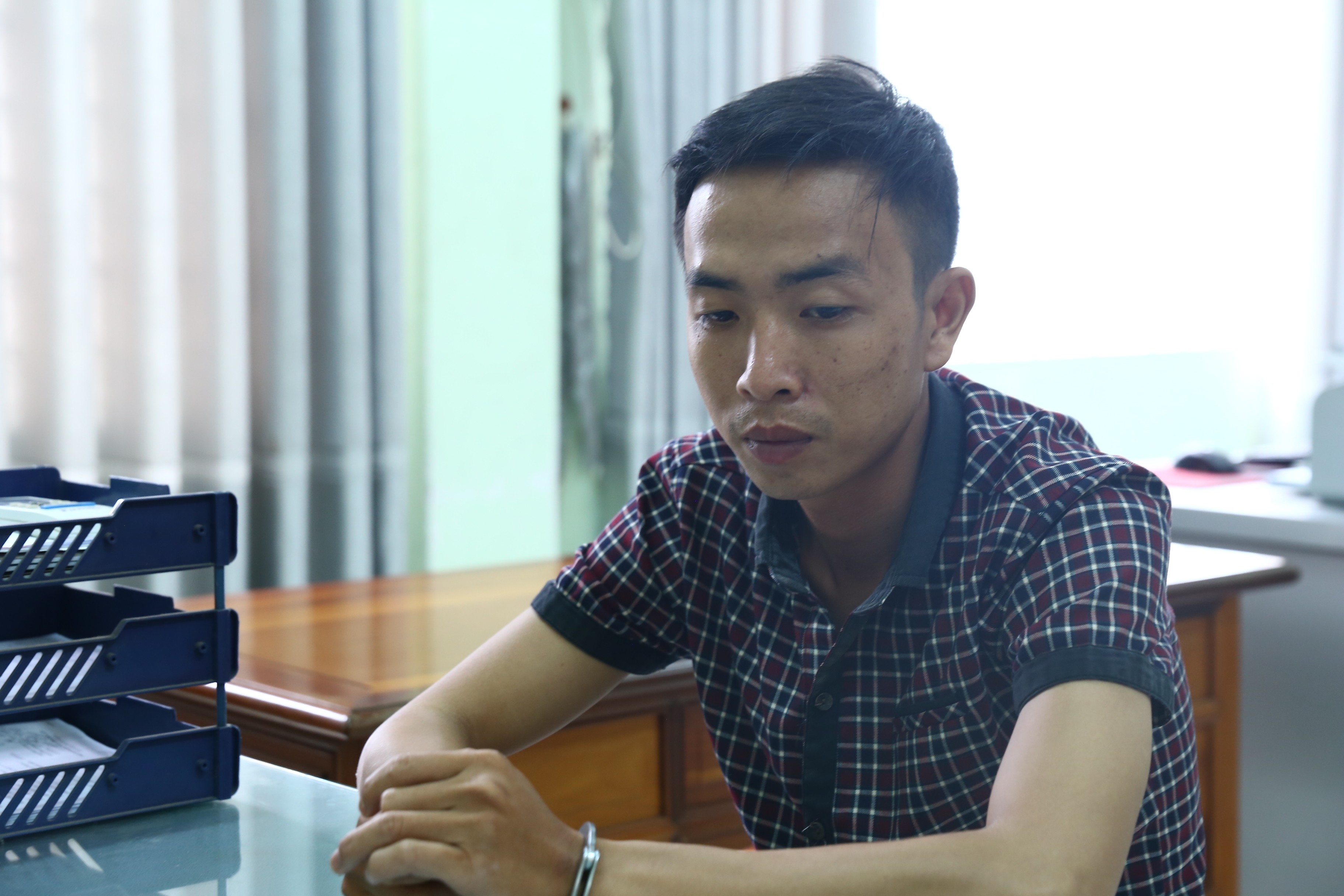 Ph&aacute;p luật - Bắt 9X hiếp d&acirc;m thiếu nữ 17 tuổi trong khu c&ocirc;ng nghiệp