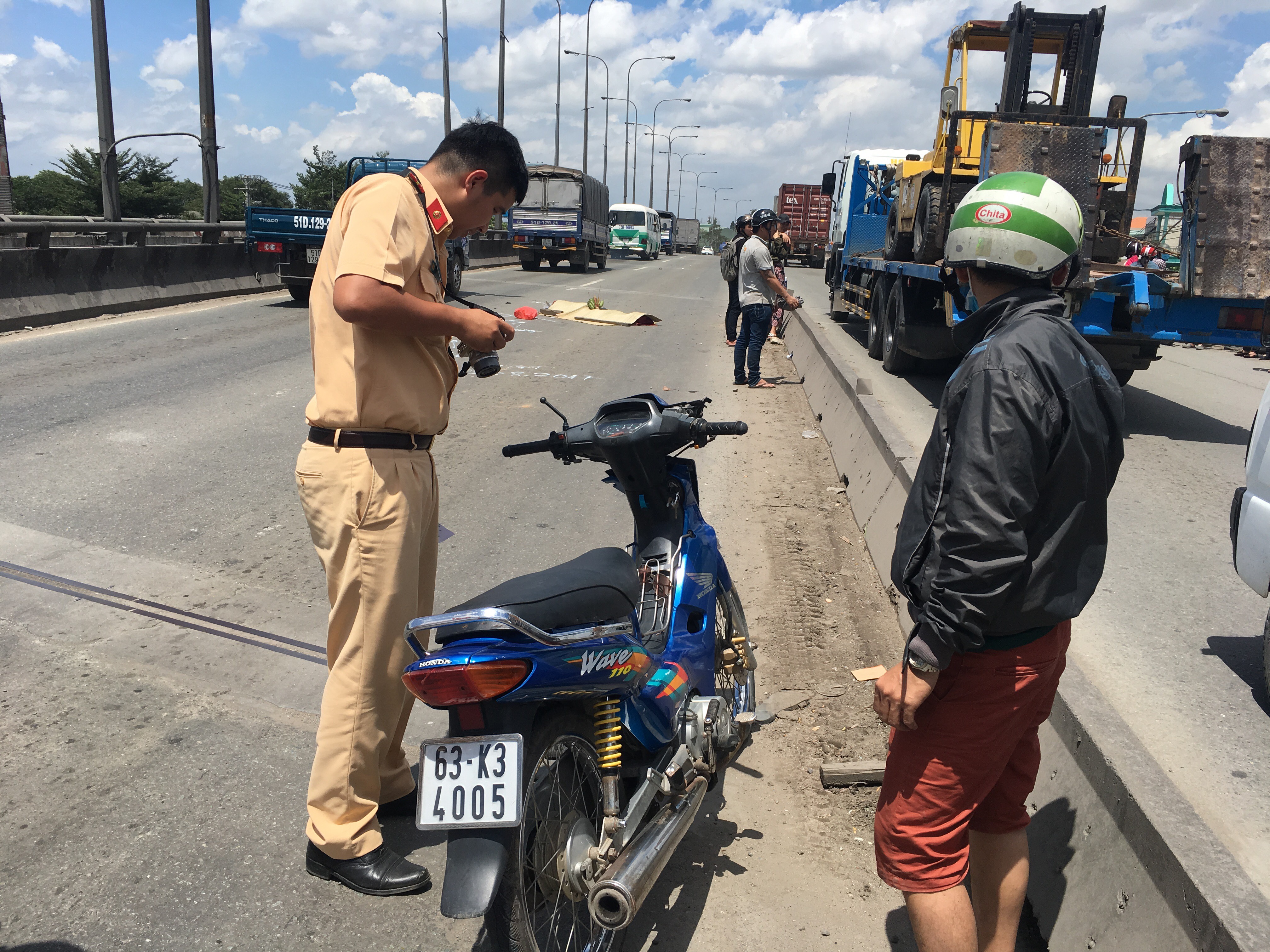 Xã hội - Chạy xe máy vào làn ô tô, nam thanh niên bị container cán chết (Hình 2).