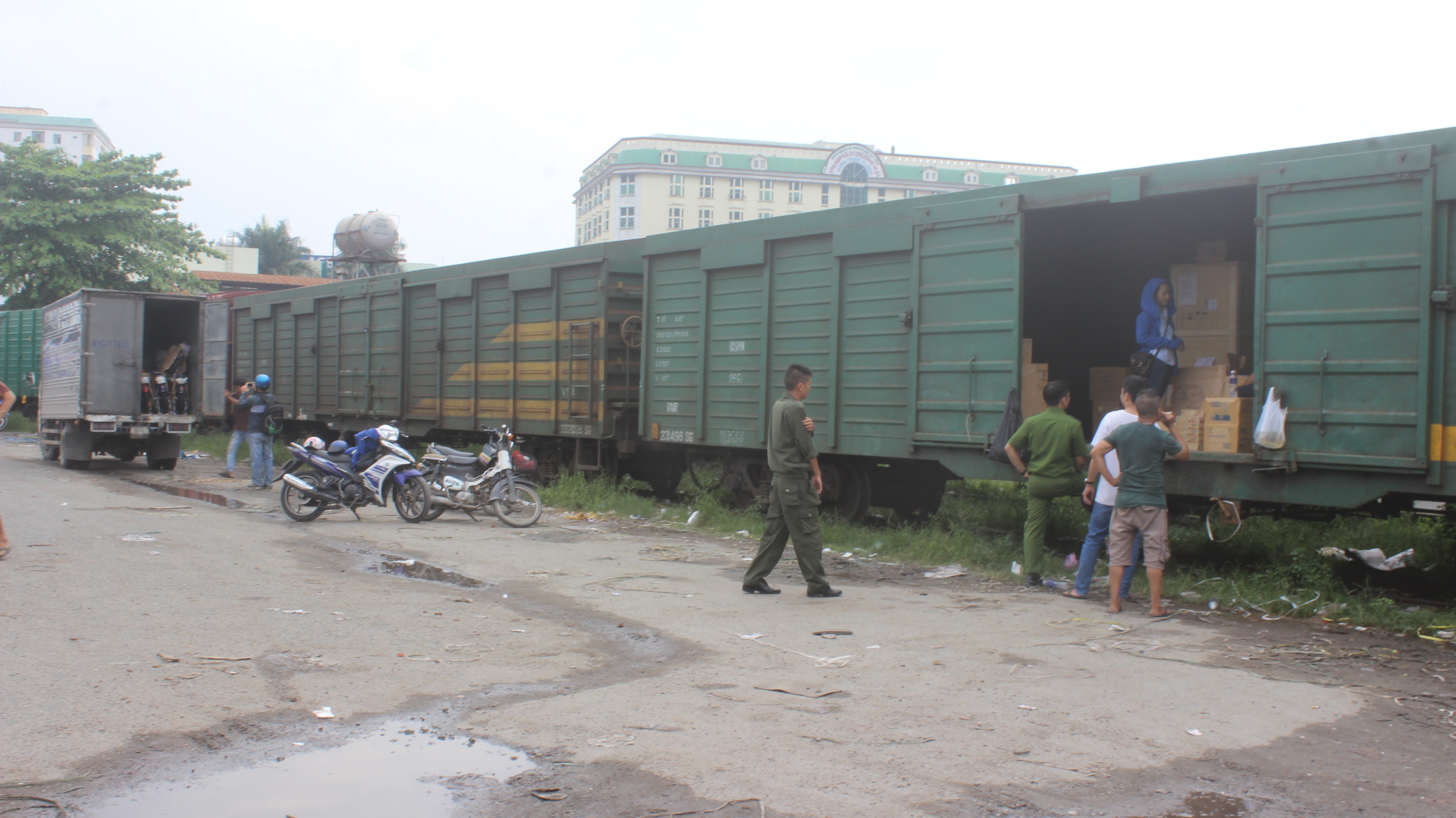 Pháp luật - Bình Dương: Phát hiện nhiều hàng hoá nghi nhập lậu trong toa tàu