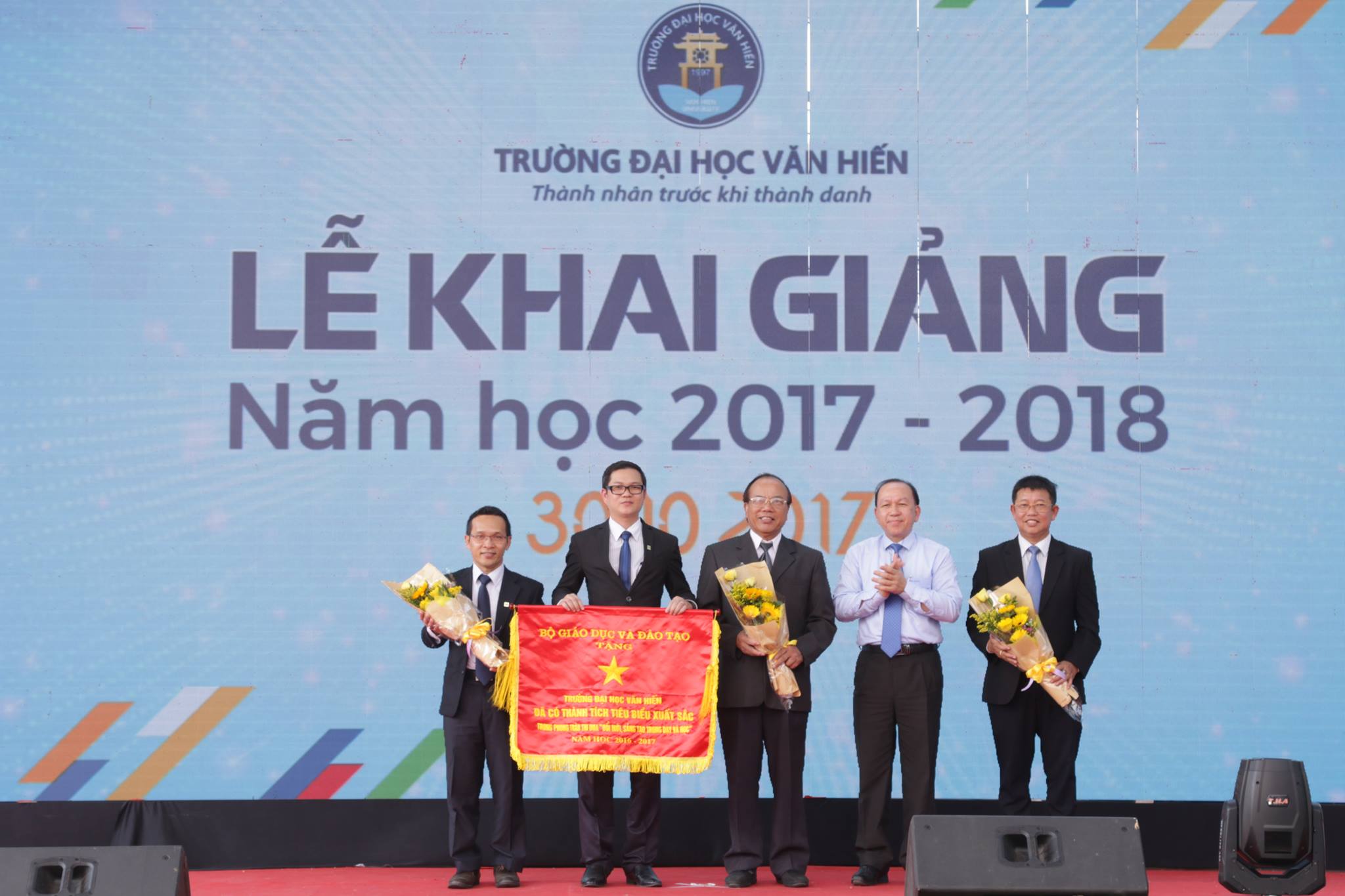 Giáo dục - Bộ GD&ĐT tặng cờ thi đua cho trường đại học Văn Hiến