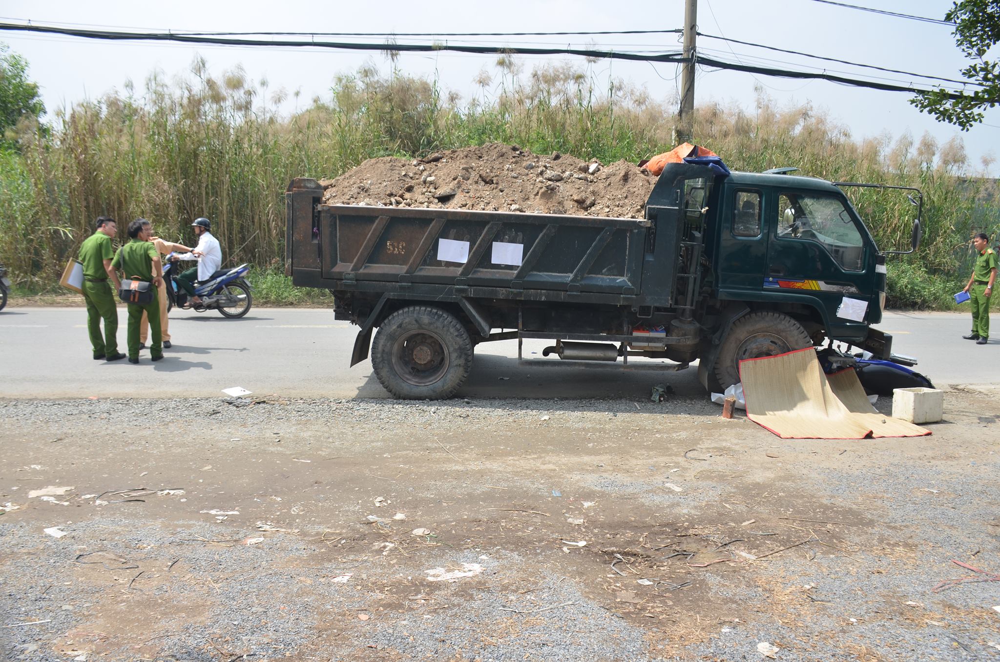 Tin nhanh - Xe máy đấu đầu xe ben, nam thanh niên tử vong tại chỗ