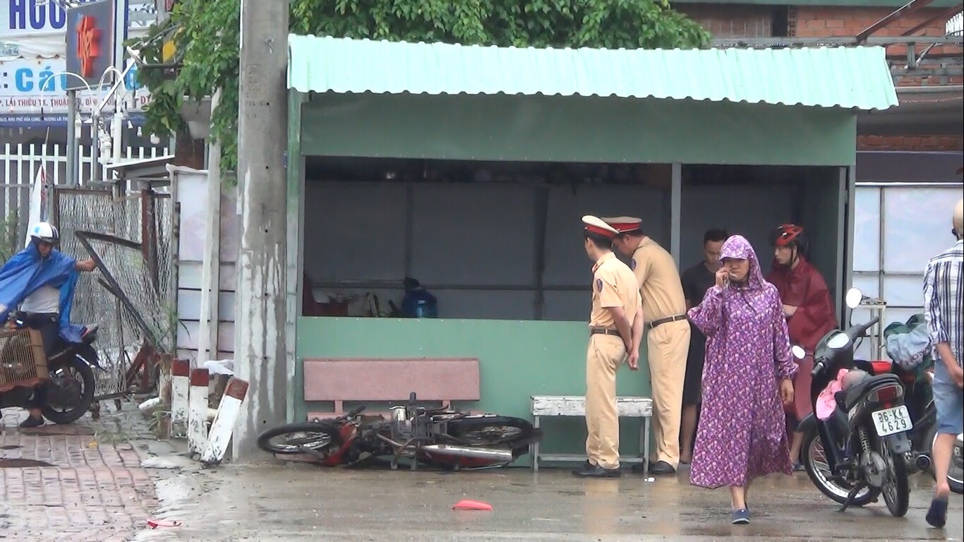 Tin nhanh - Bình Dương: Thiếu niên 14 tuổi tông trụ đèn tử vong tại chỗ (Hình 2).