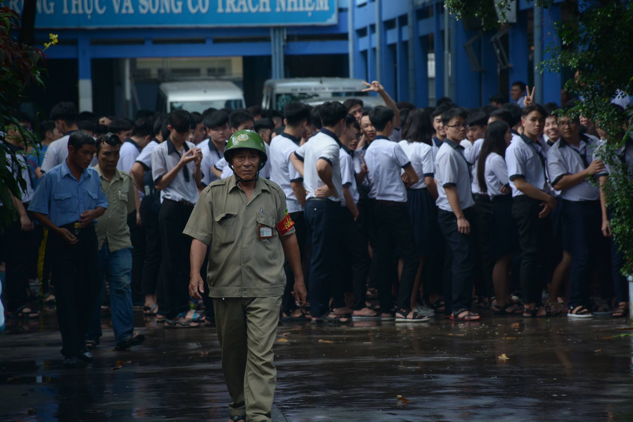 Tin nhanh - Cháy trường, hàng trăm học sinh di tản