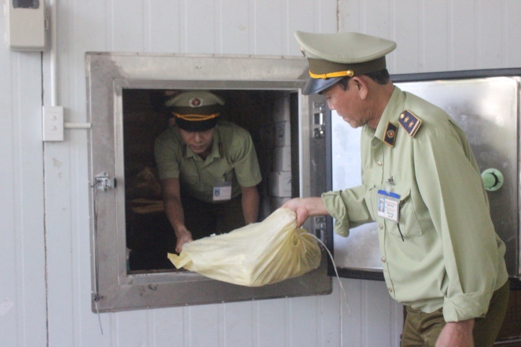 Tin nhanh - Tiêu huỷ hơn 2.000kg thực phẩm nhập lậu, quá hạn sử dụng (Hình 2).