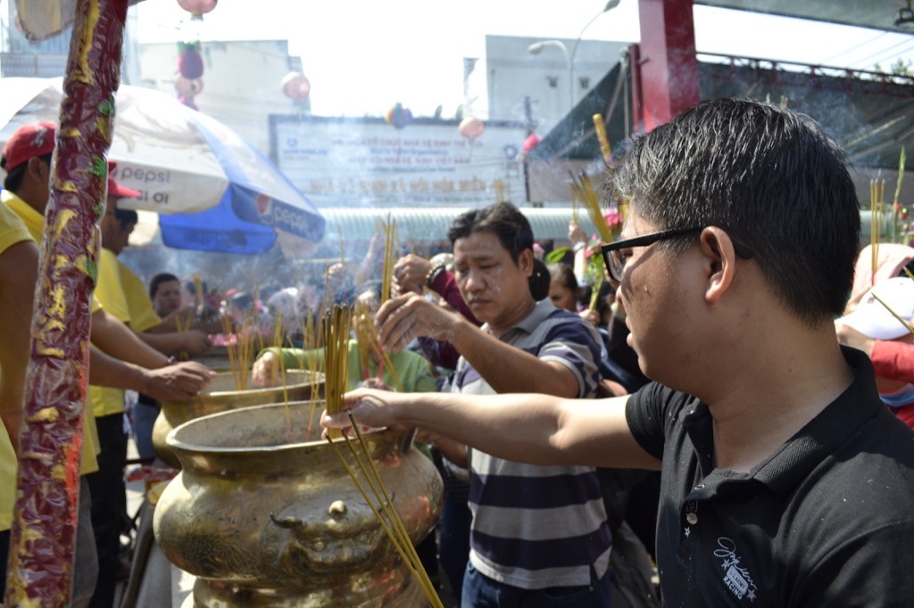 Mặc dù mệt nhọc, đổ mồ hôi nhễ nhại nhưng nhiều người vẫn vui vẻ, thoải mái khi thắp được một nén nhang, xin được lộc bên trong khu vực Miếu Bà.