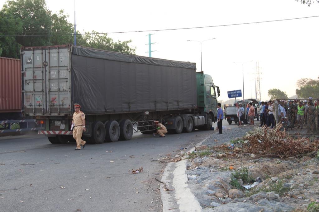 Nam thanh niên bị “hung thần” container cán tử vong (Hình 2).