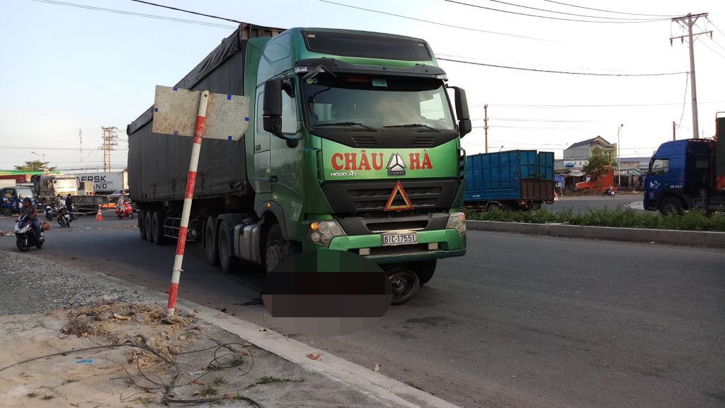 Nam thanh niên bị “hung thần” container cán tử vong