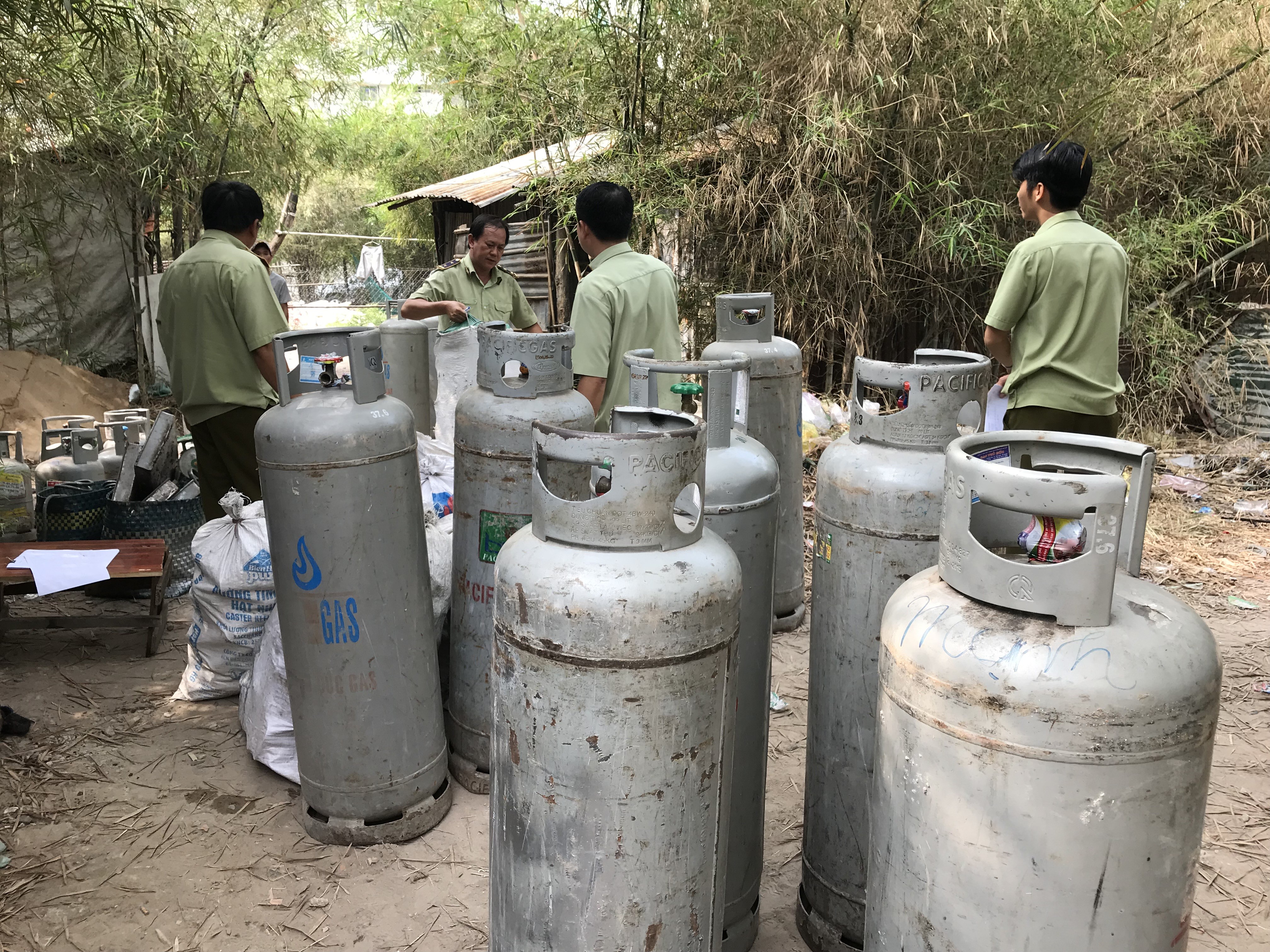 Bình Dương: Phá tụ điểm sang chiết gas lậu trong rừng trúc (Hình 2).