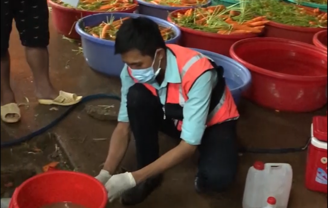 Kinh hoàng hàng tấn củ cải, cà rốt ngâm hoá chất độc hại sắp tuồn ra thị trường (Hình 2).