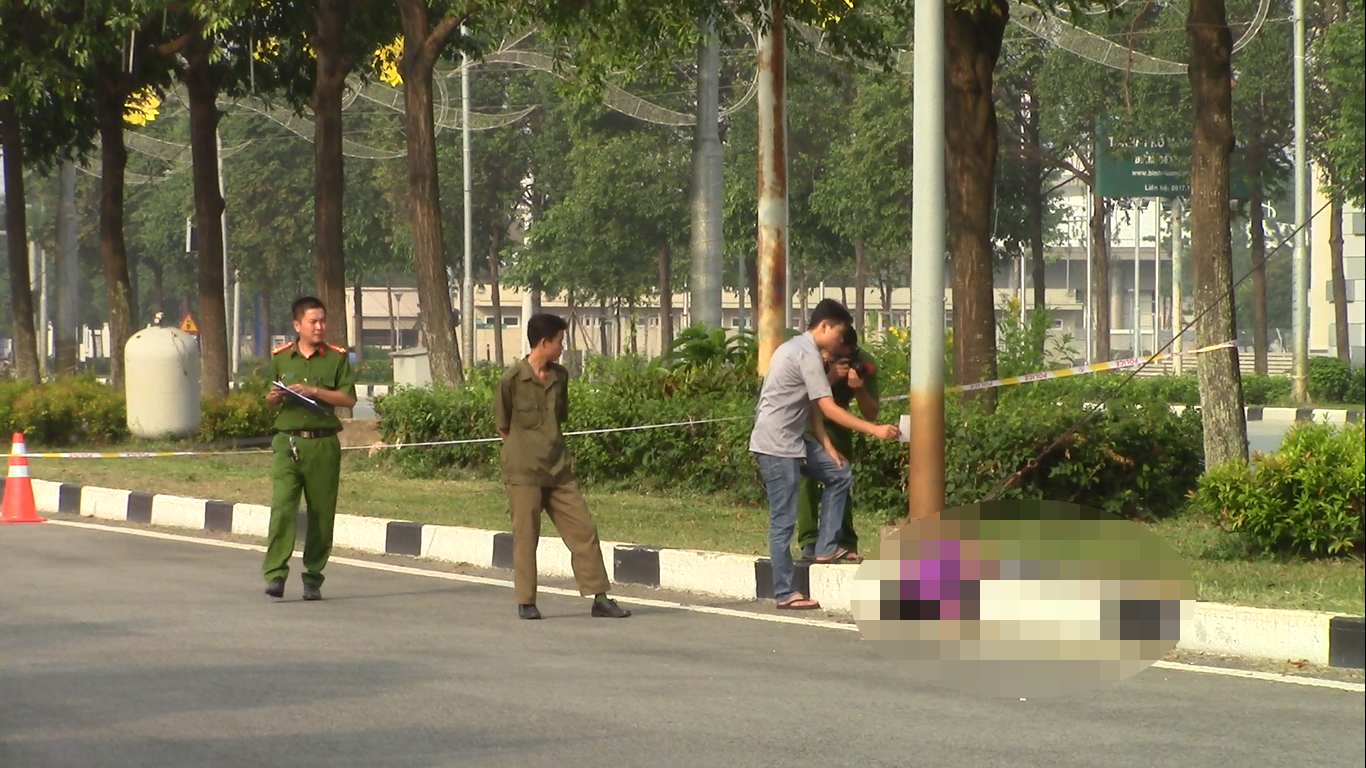 Không làm chủ được tay lái, nam thanh niên tông trụ đèn tử vong