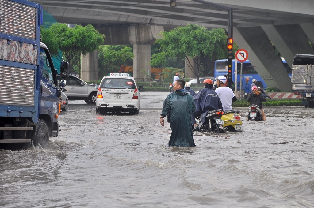 Ông Nguyễn Tăng Cường, Tổng Giám đốc tập đoàn Quang Trung, đơn vị chịu trách nhiệm thi công vận hành công trình chống ngập trên đường Nguyễn Hữu Cảnh cho biết, do cơn mưa lớn diễn ra trong thời gian ngắn khiến nước trên mặt đường không kịp thoát xuống cống.