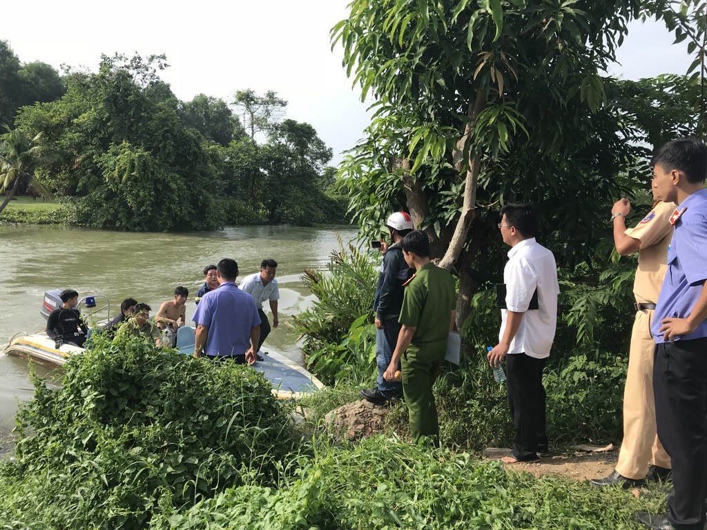 Do chiếc sà lan lật gần cù lao giữa khu vực lòng sông, lực lượng chức năng phải đi ca nô từ trong rạch nhỏ, di chuyển ra hiện trường.