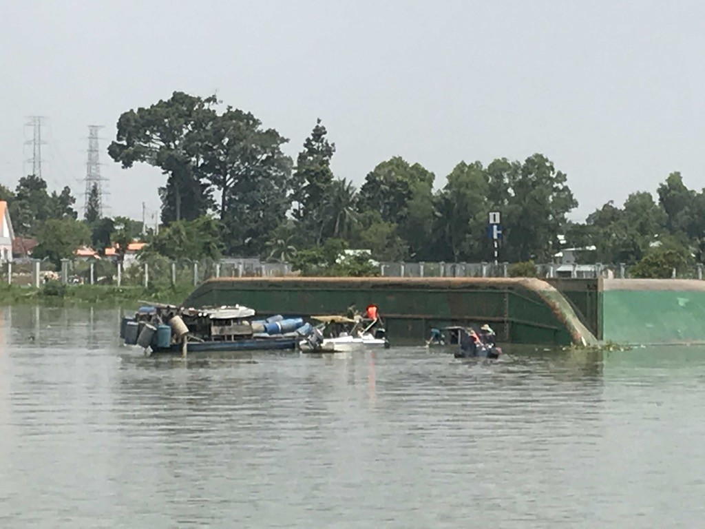 Khoảng 11h, lực lượng người nhái đã tìm thấy thi thể 2 nạn nhân. Theo lãnh đạo Công an tỉnh Bình Dương, do chiếc sa lan lớn, bên cạnh đó chở nhiều cát, khi lật úp có thể các nạn nhân bị vùi xuống sâu nên công tác tìm kiếm gặp nhiều khó khăn. Hiện, hàng chục người nhái đã được huy động tìm kiếm những người mất tích.