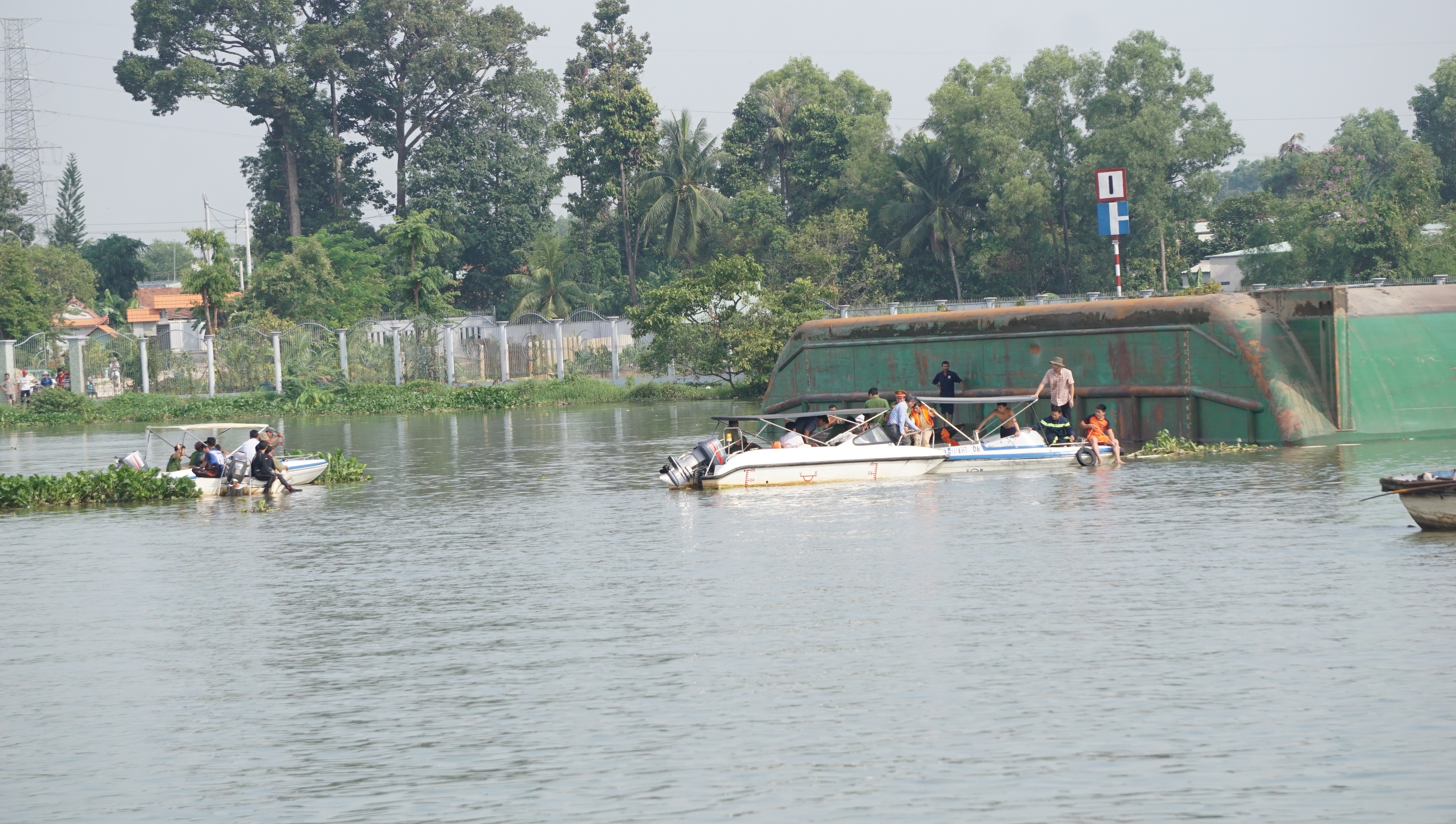 Sà lan lật úp, 3 mẹ con chìm dưới sông (Hình 2).