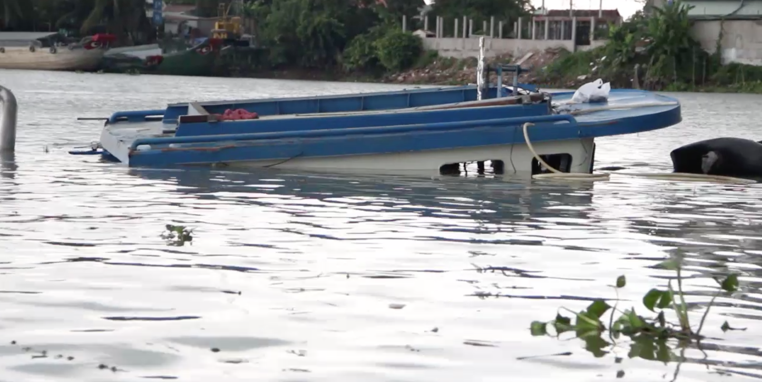 Tìm thấy thi thể nạn nhân cuối cùng trong vụ lật sà lan, 3 người tử vong