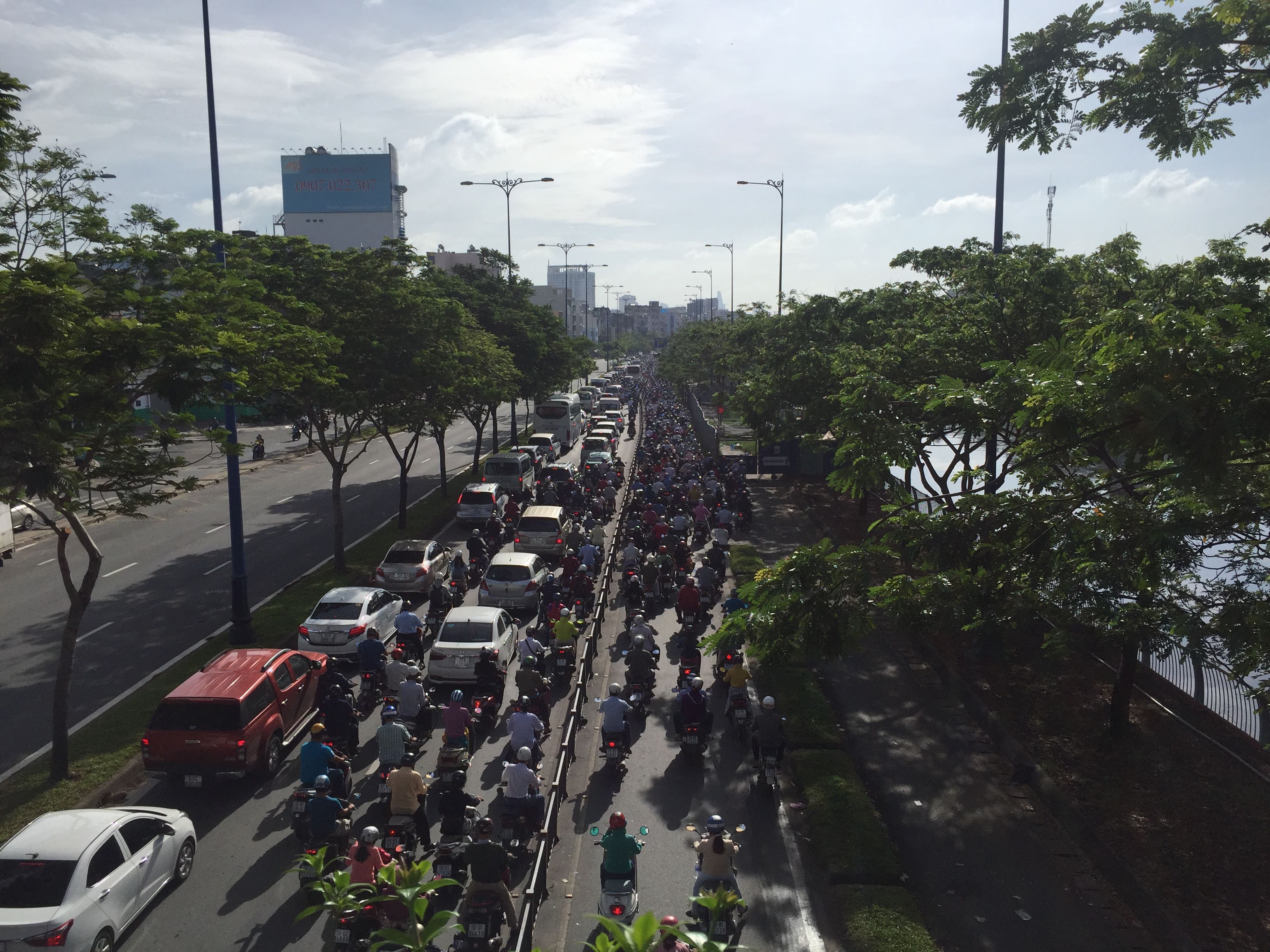 Xe tải 'làm xiếc' trên đại lộ, giao thông kẹt cứng, ùn tắc nghiêm trọng (Hình 2).