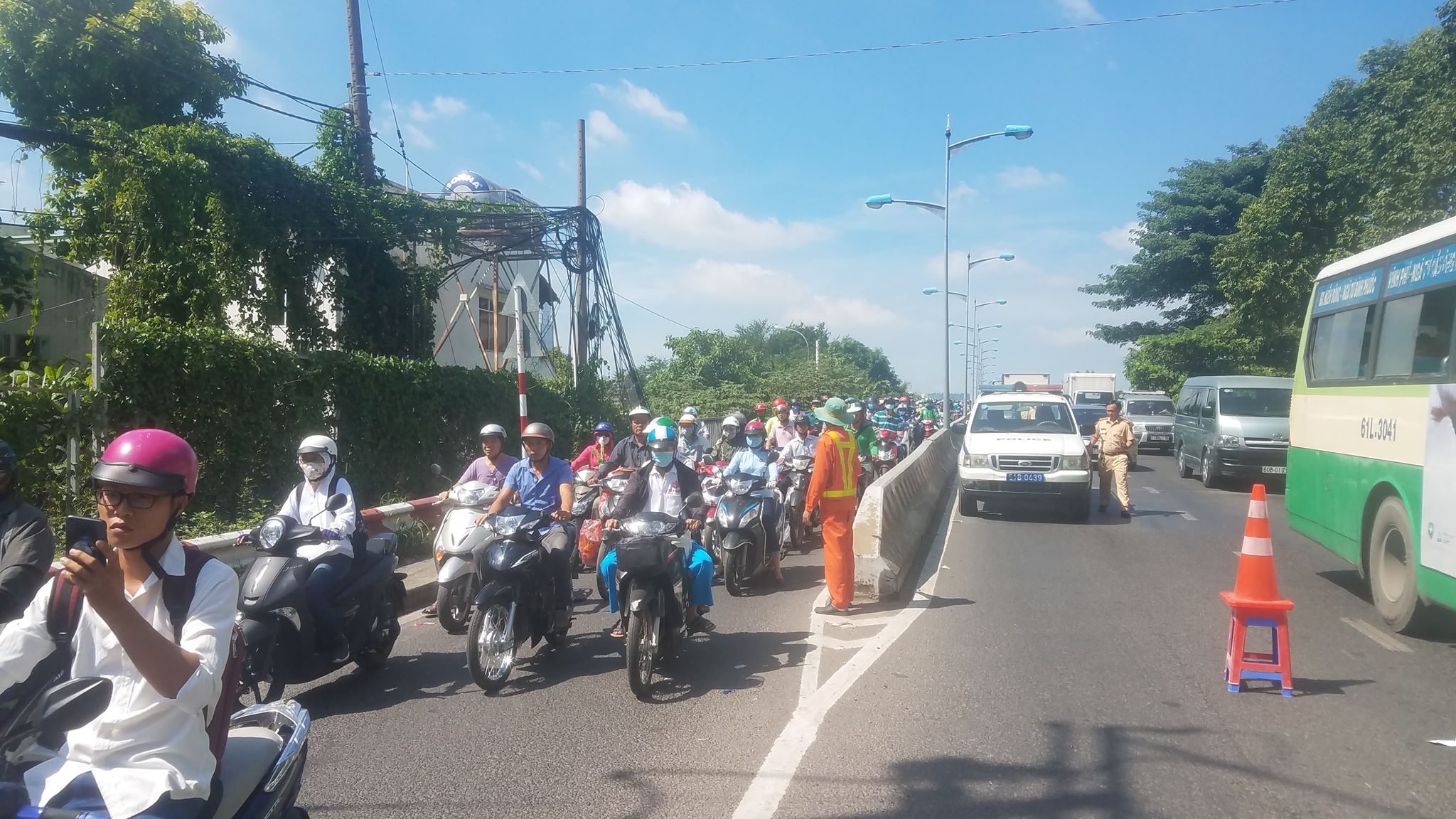 Va chạm xe máy, người đàn ông ngã ra đường bị ô tô cán tử vong (Hình 2).