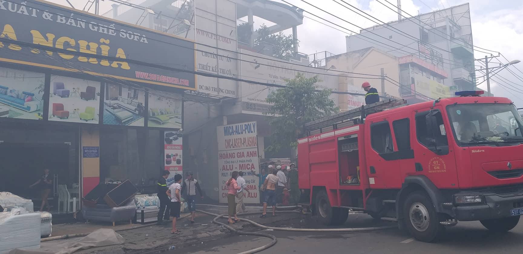 Tin nhanh - Clip: Cháy lớn cạnh siêu thị Co.op mart, nhiều người tháo chạy (Hình 2).