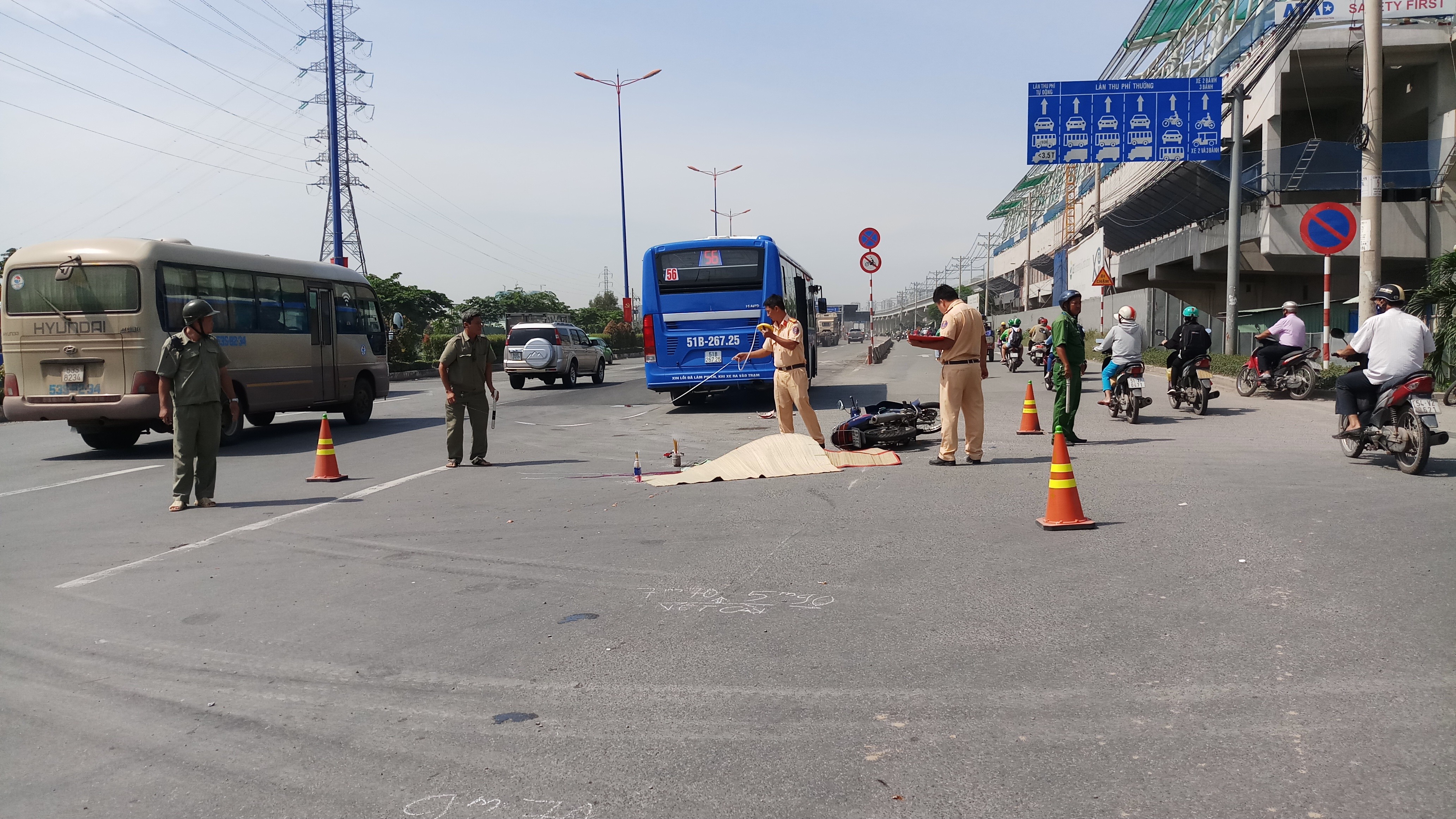 Tin nhanh - Xe buýt cán tử vong một phụ nữ trên xa lộ Hà Nội (Hình 2).