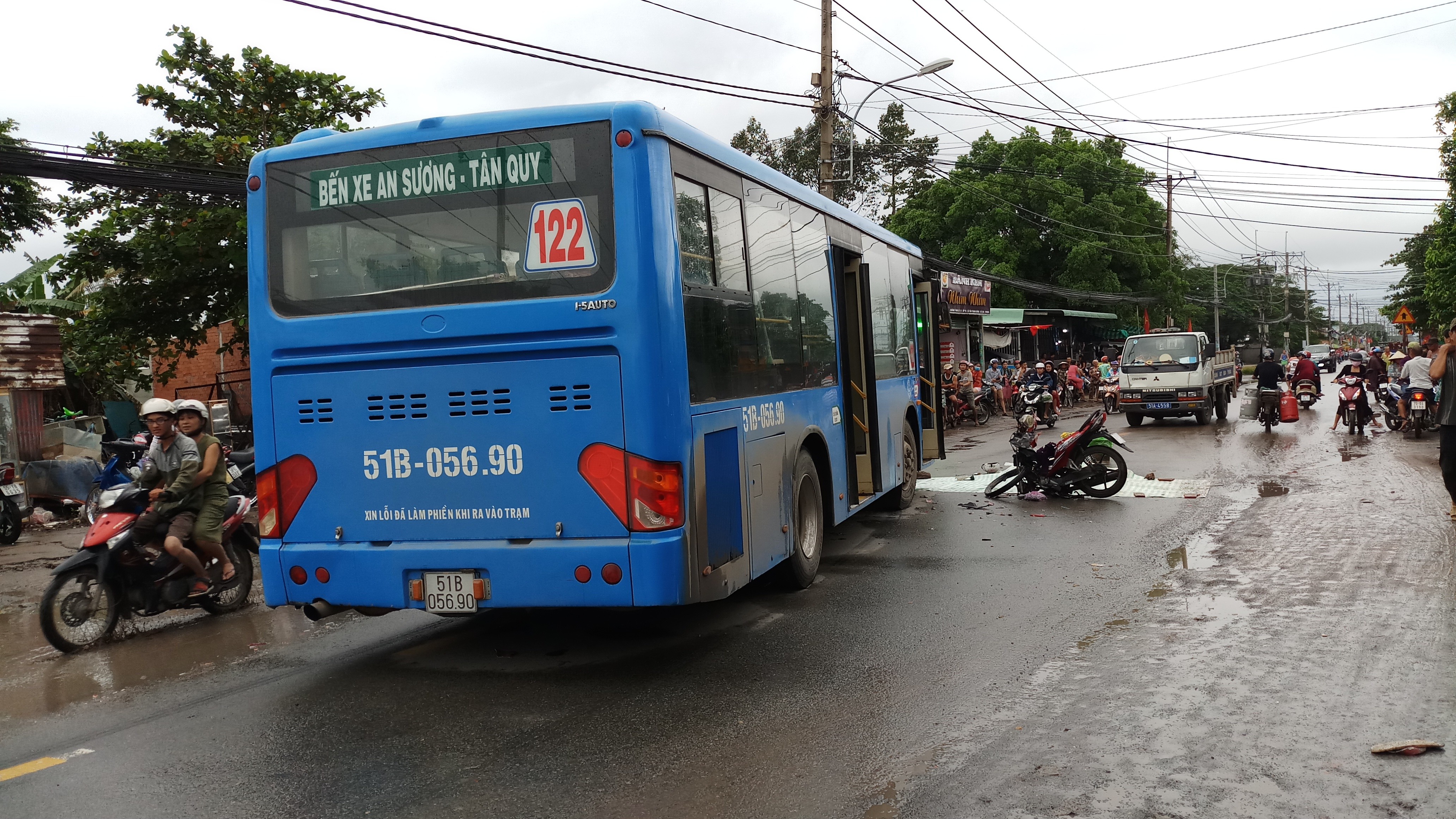 Tin nhanh - Tông vào xe buýt, 2 người thương vong (Hình 2).