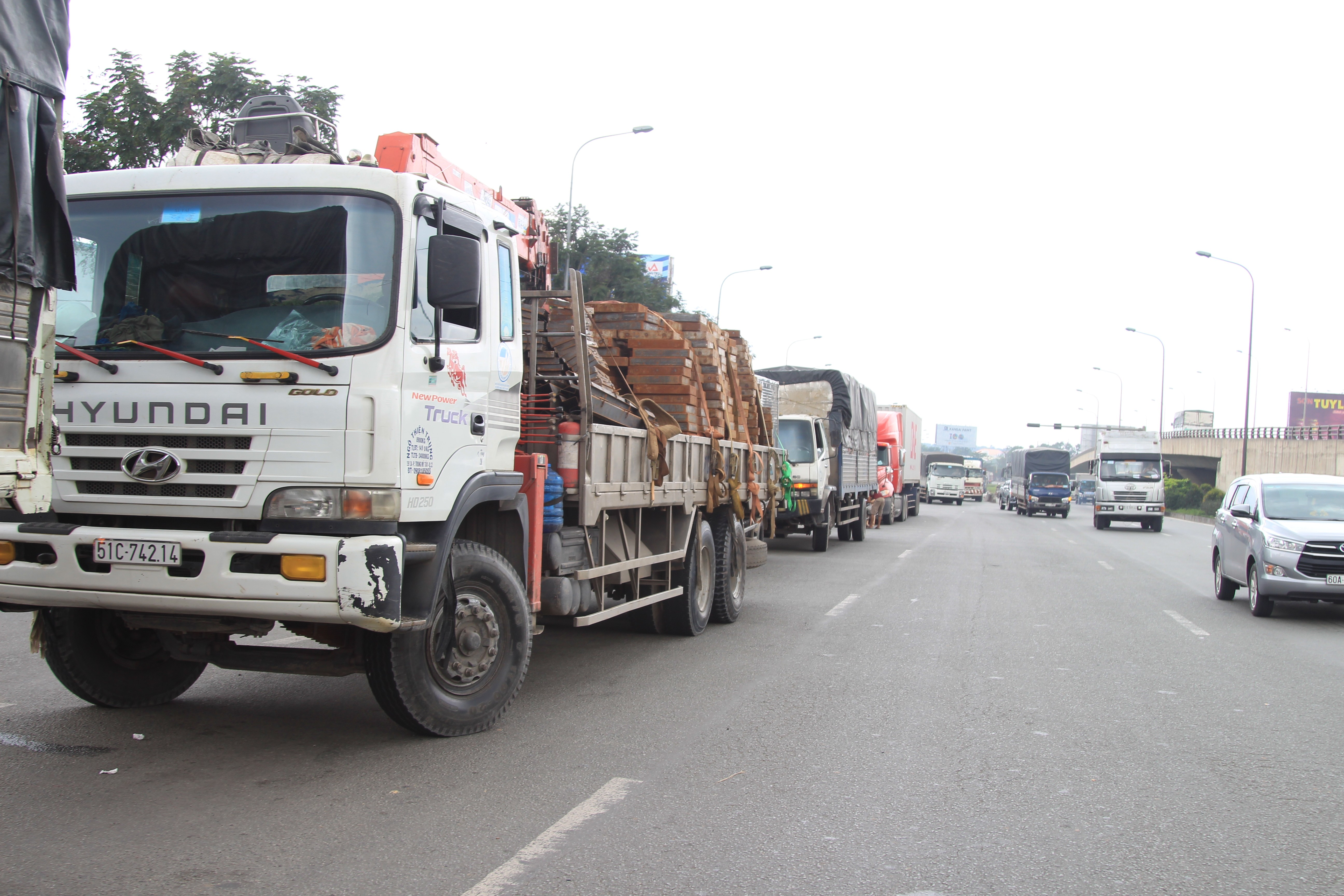 Tin nhanh - Gần 20 xe container, xe tải ngang nhiên đỗ dưới đường cấm để....tài xế ăn cơm