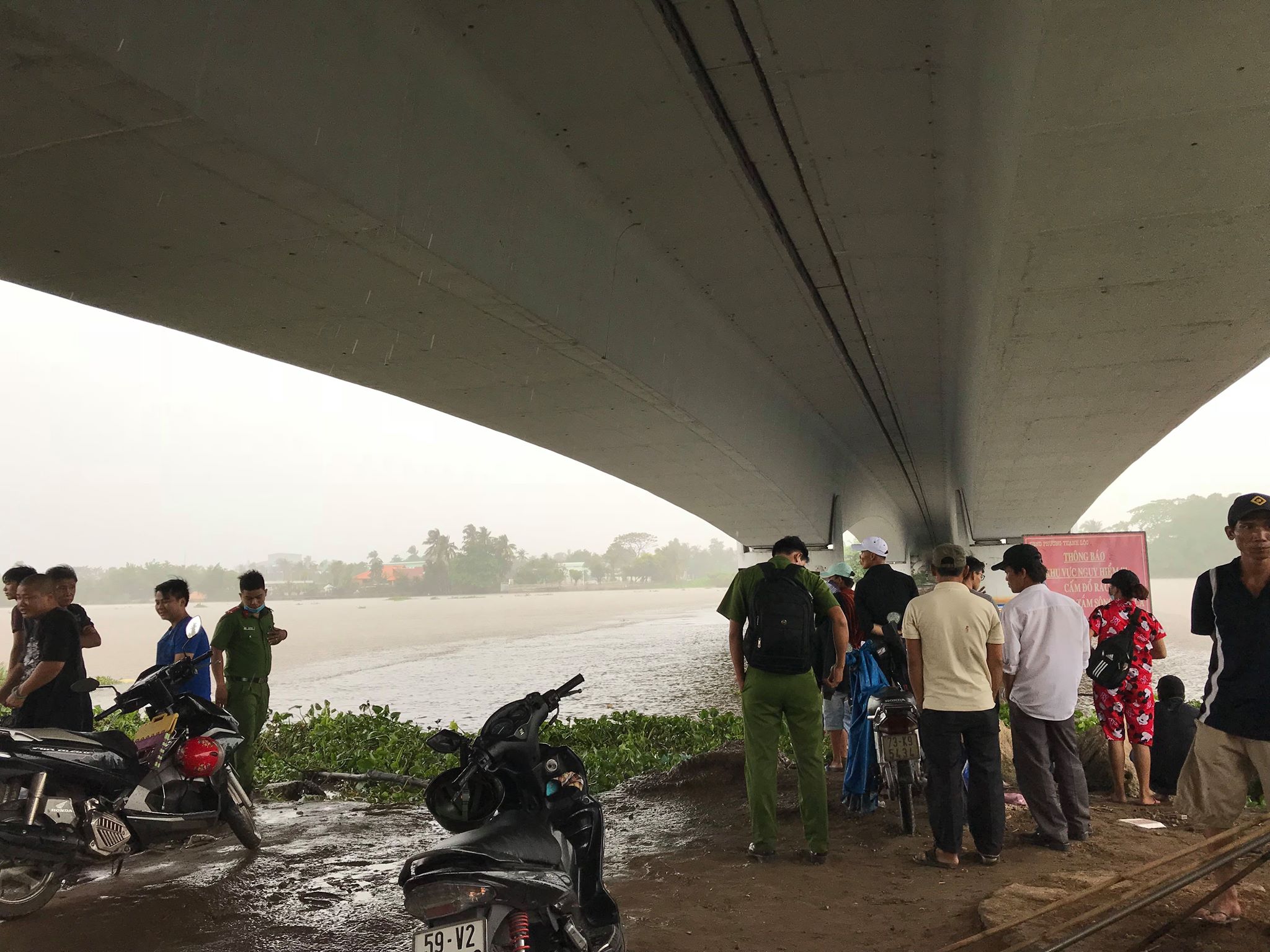 An ninh - Hình sự - Truy tìm danh tính thi thể người đàn ông nổi trên sông Sài Gòn (Hình 2).