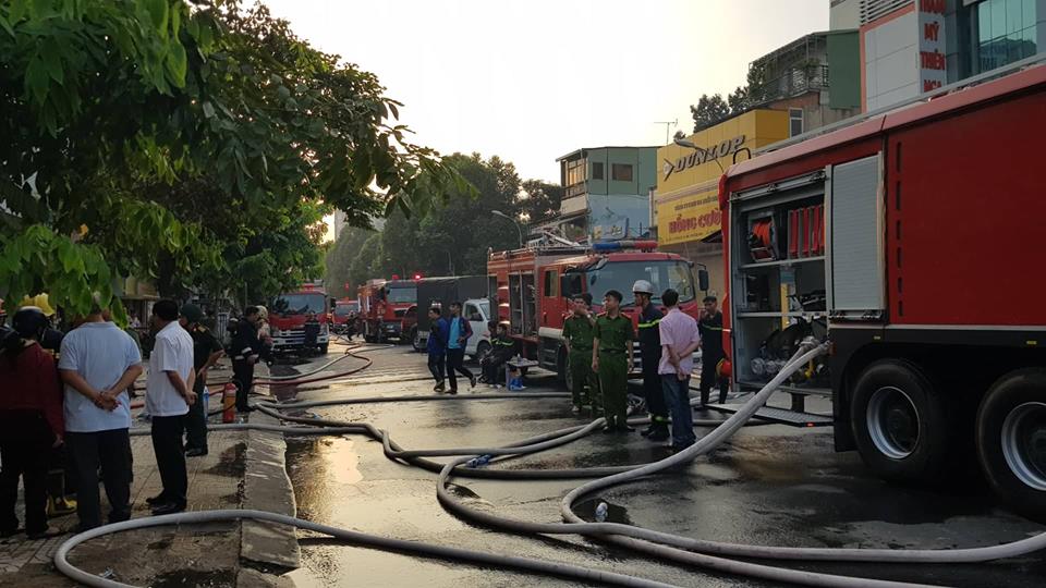 Tin nhanh - Cháy lớn quán bar tại TP.HCM