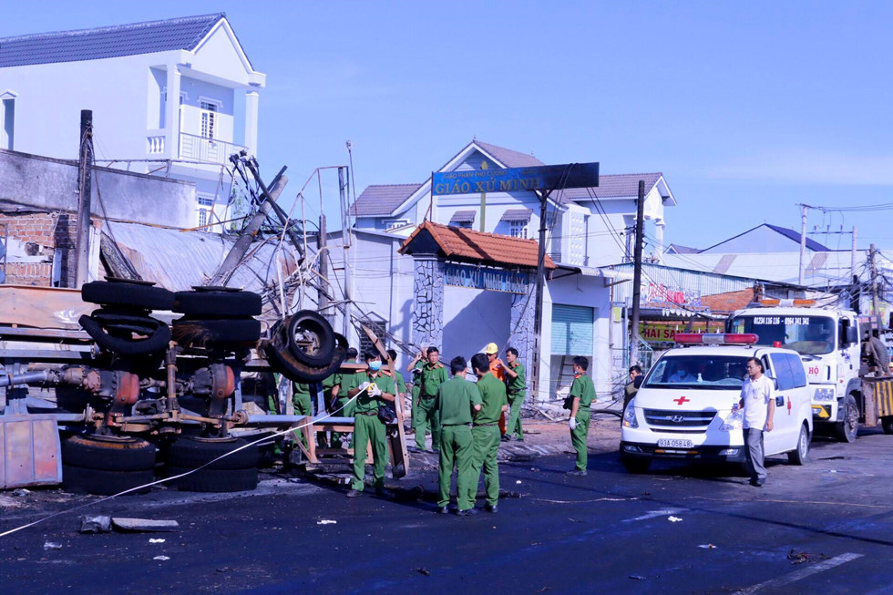 Tin nhanh - Tai nạn thảm khốc, 6 người chết, 16 nhà dân bị thiêu rụi (Hình 2).