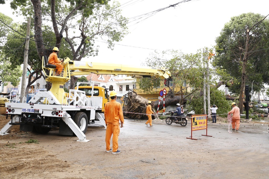 Tin nhanh - Ngành điện lực nhanh chóng khắc phục sự cố sau cơn bão số 9