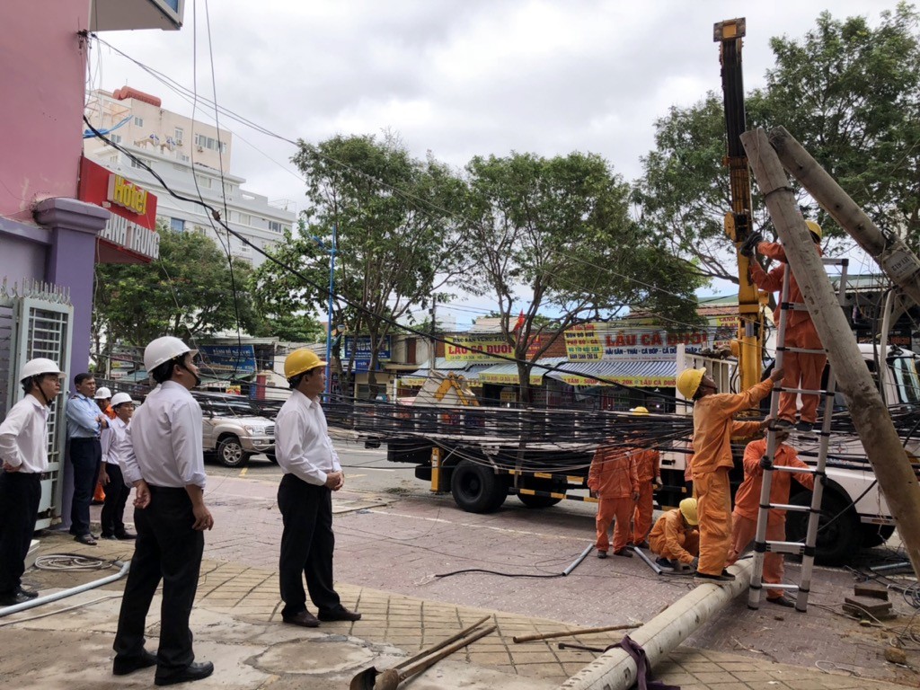 Tin nhanh - Ngành điện lực nhanh chóng khắc phục sự cố sau cơn bão số 9 (Hình 2).