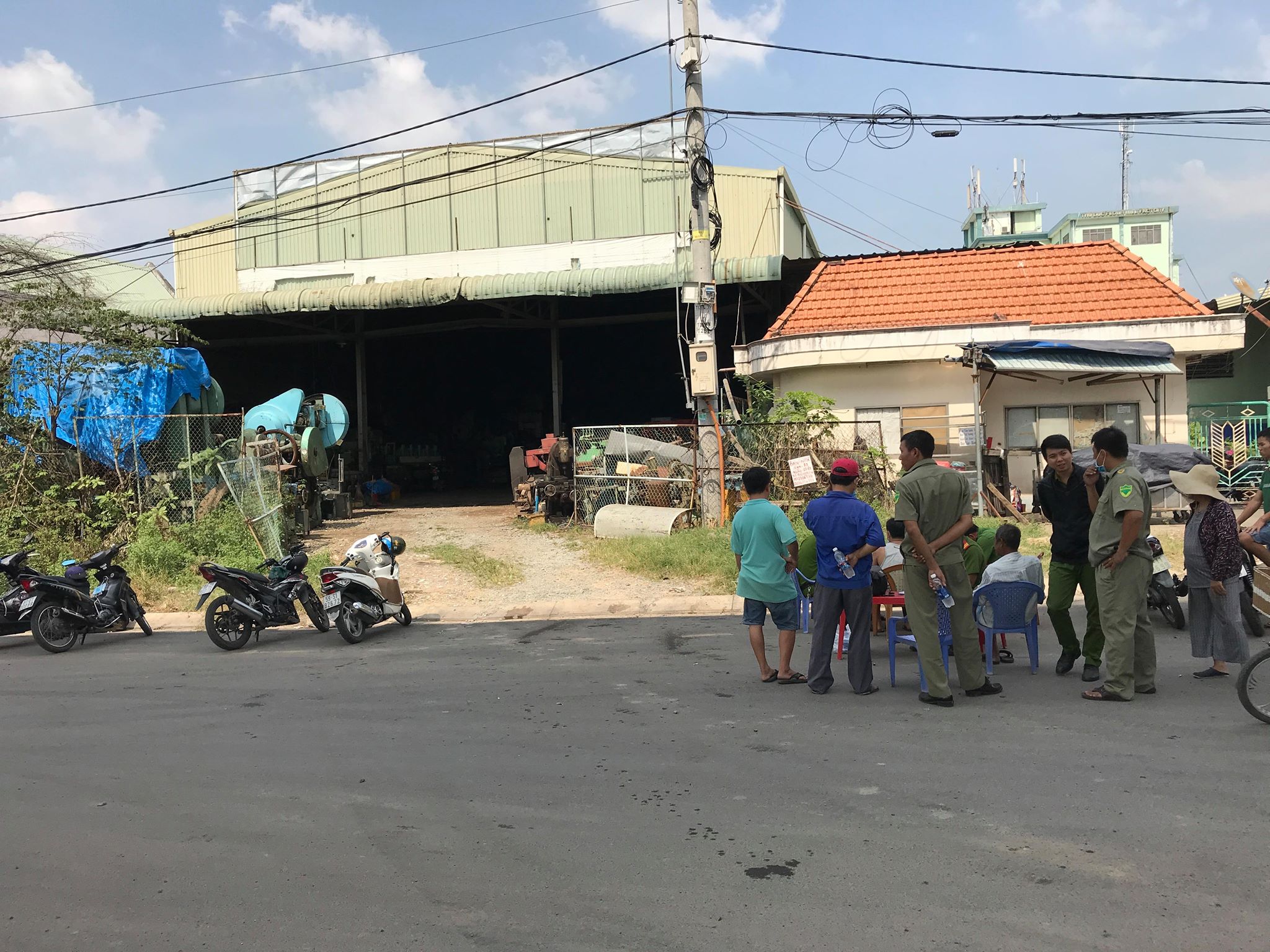 An ninh - Hình sự - Kinh hoàng phát hiện thi thể người đàn ông trong máy dập sắt (Hình 2).