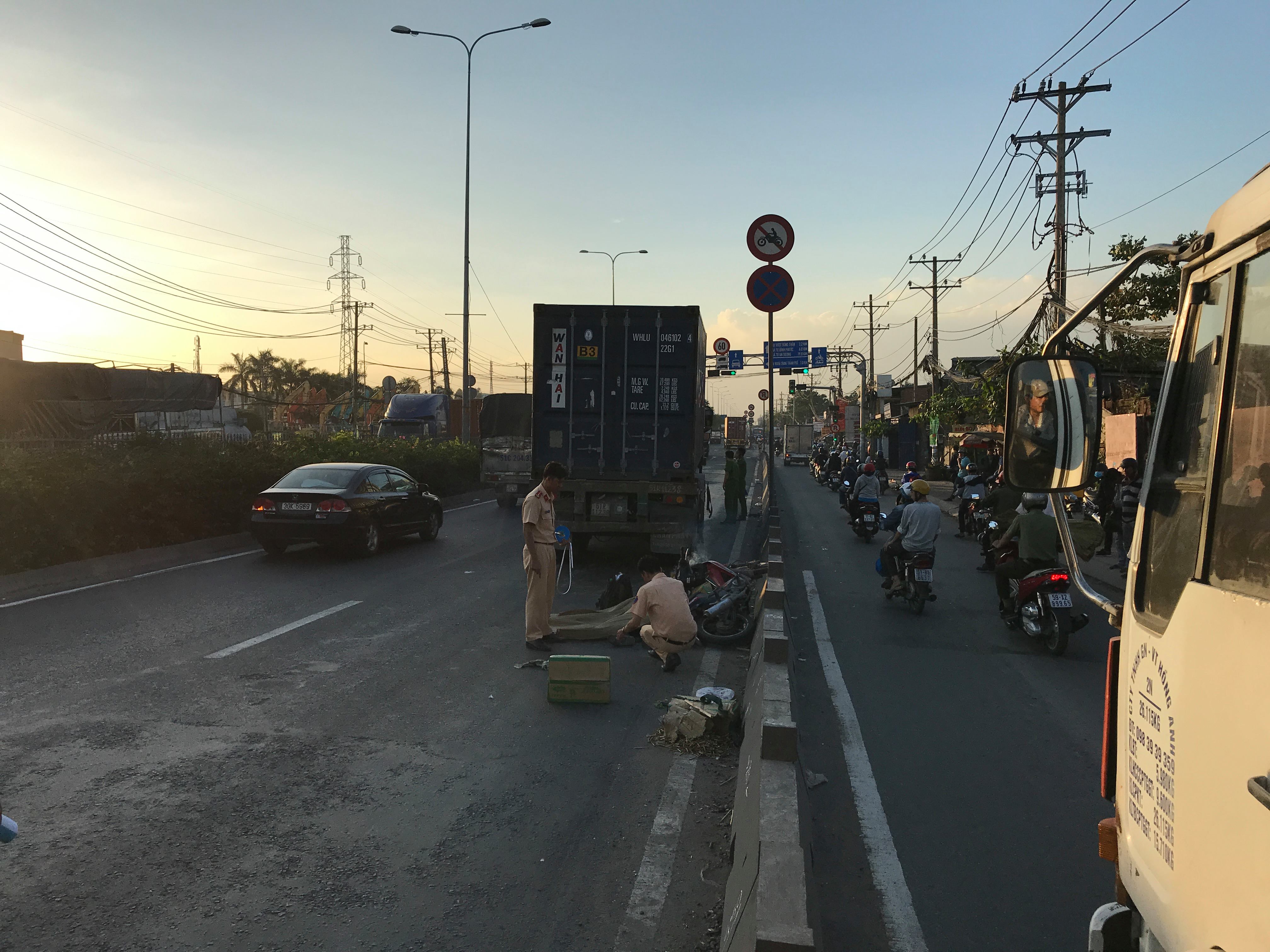 Tin nhanh - Chạy vào làn ô tô, người đàn ông bị container cán tử vong