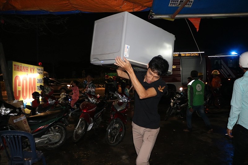 Tin nhanh - Xưởng nhựa palet cháy lớn, lan sang nhà dân, nhiều người tháo chạy (Hình 3).