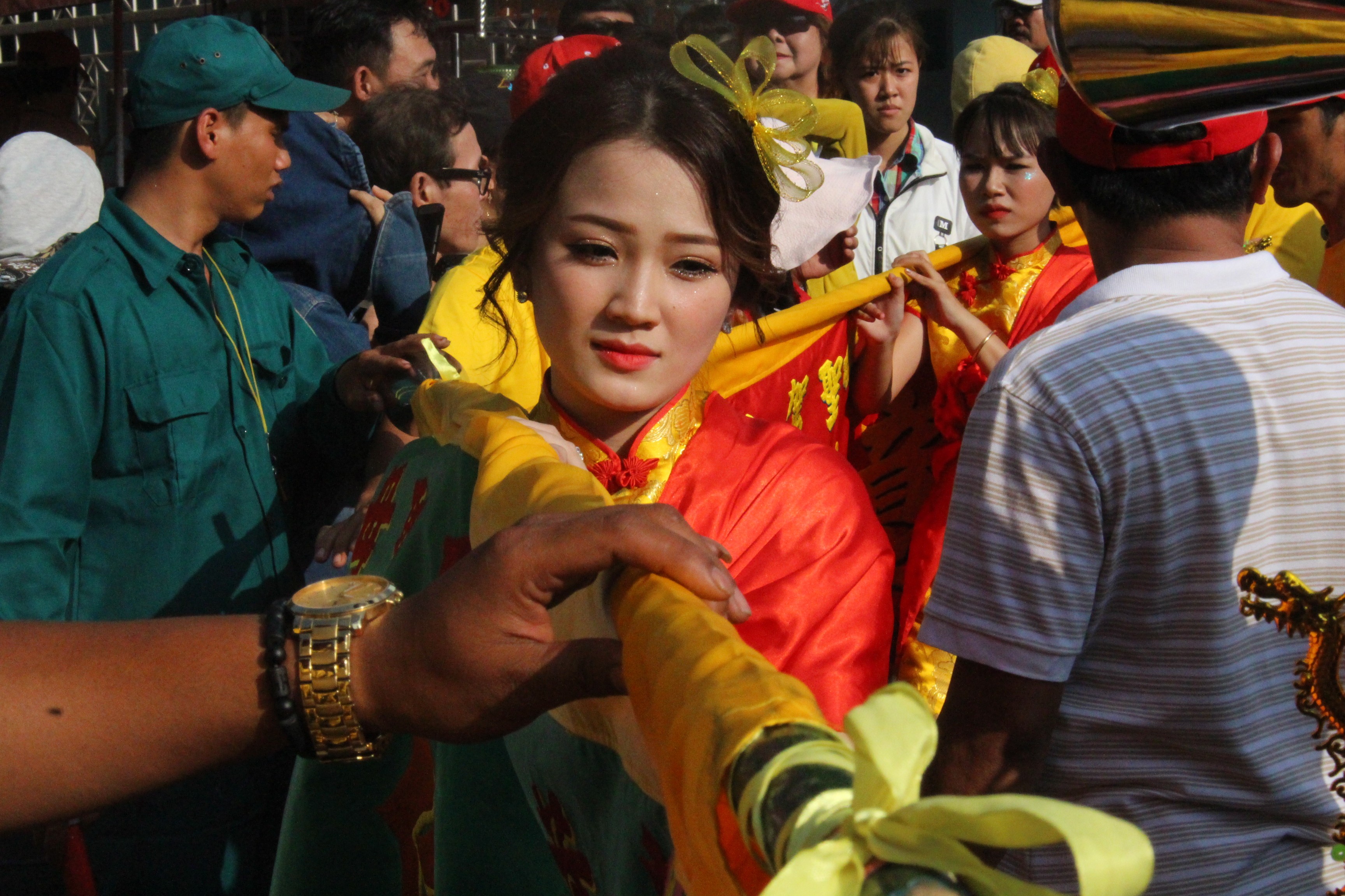 Tin nhanh - 'Biển người' chen lấn xem rước kiệu Bà tại tỉnh Bình Dương (Hình 10).