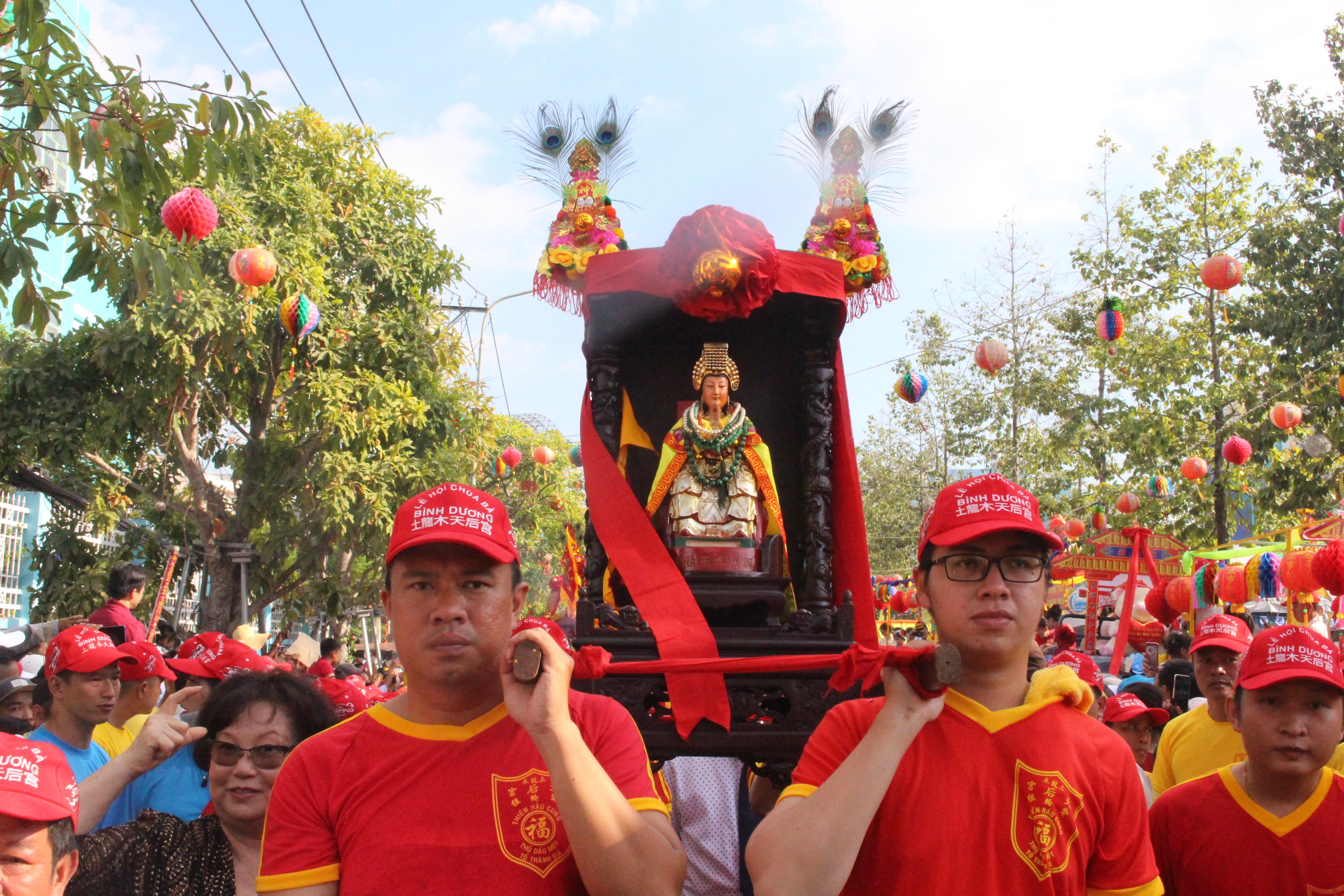 Tin nhanh - 'Biển người' chen lấn xem rước kiệu Bà tại tỉnh Bình Dương (Hình 3).