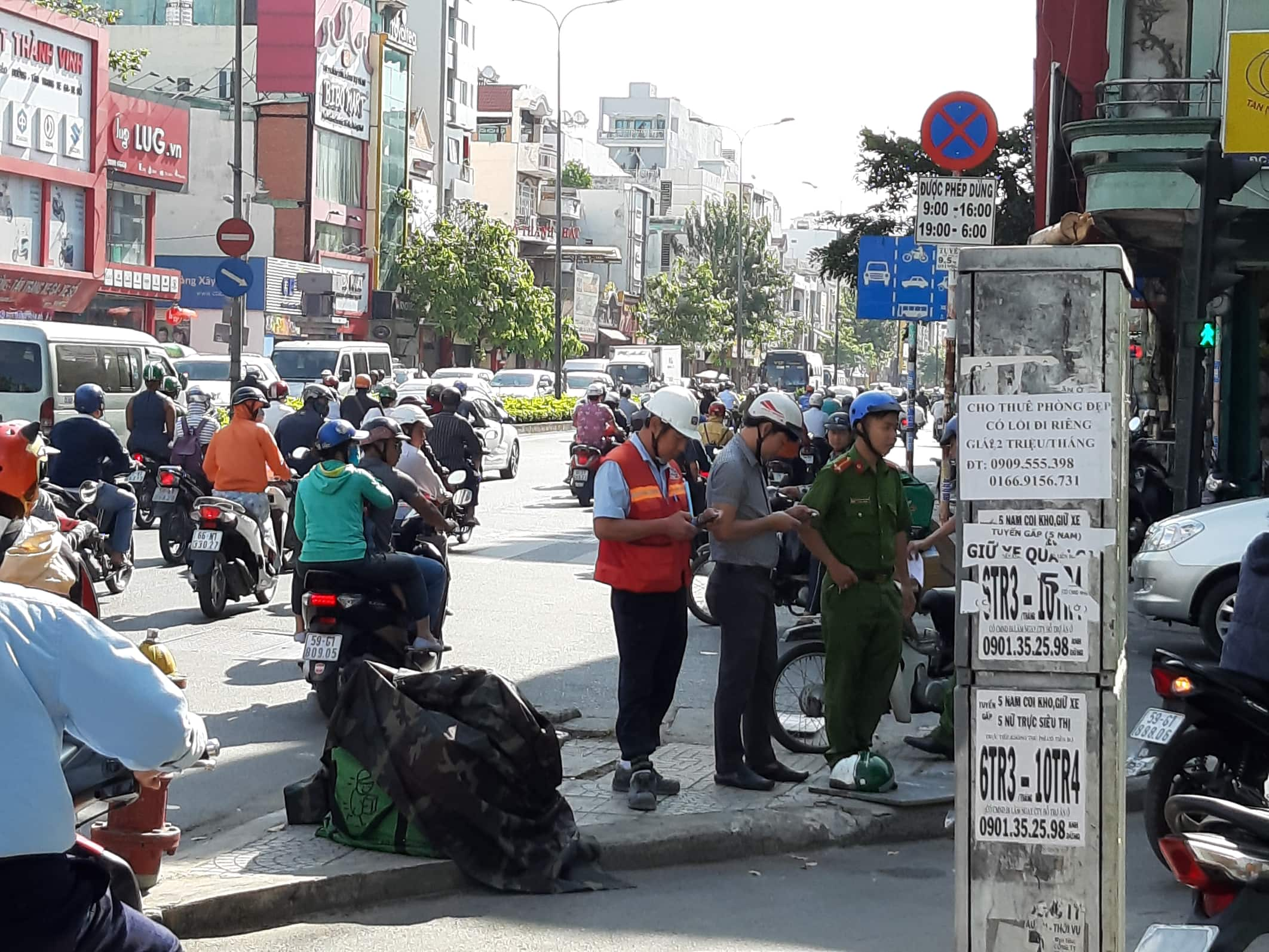 Tin nhanh - TP.HCM: Tấm ván công trình cao ốc rơi trúng đầu người đi đường (Hình 2).