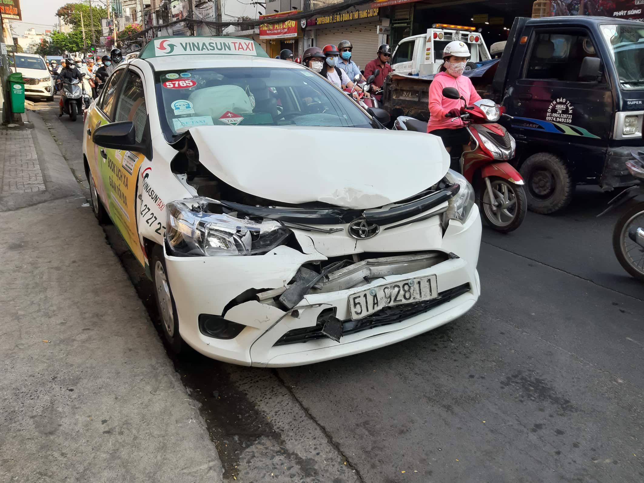 Tin nhanh - Container lao sập nhà dân, Mazda tông móp đầu taxi (Hình 3).