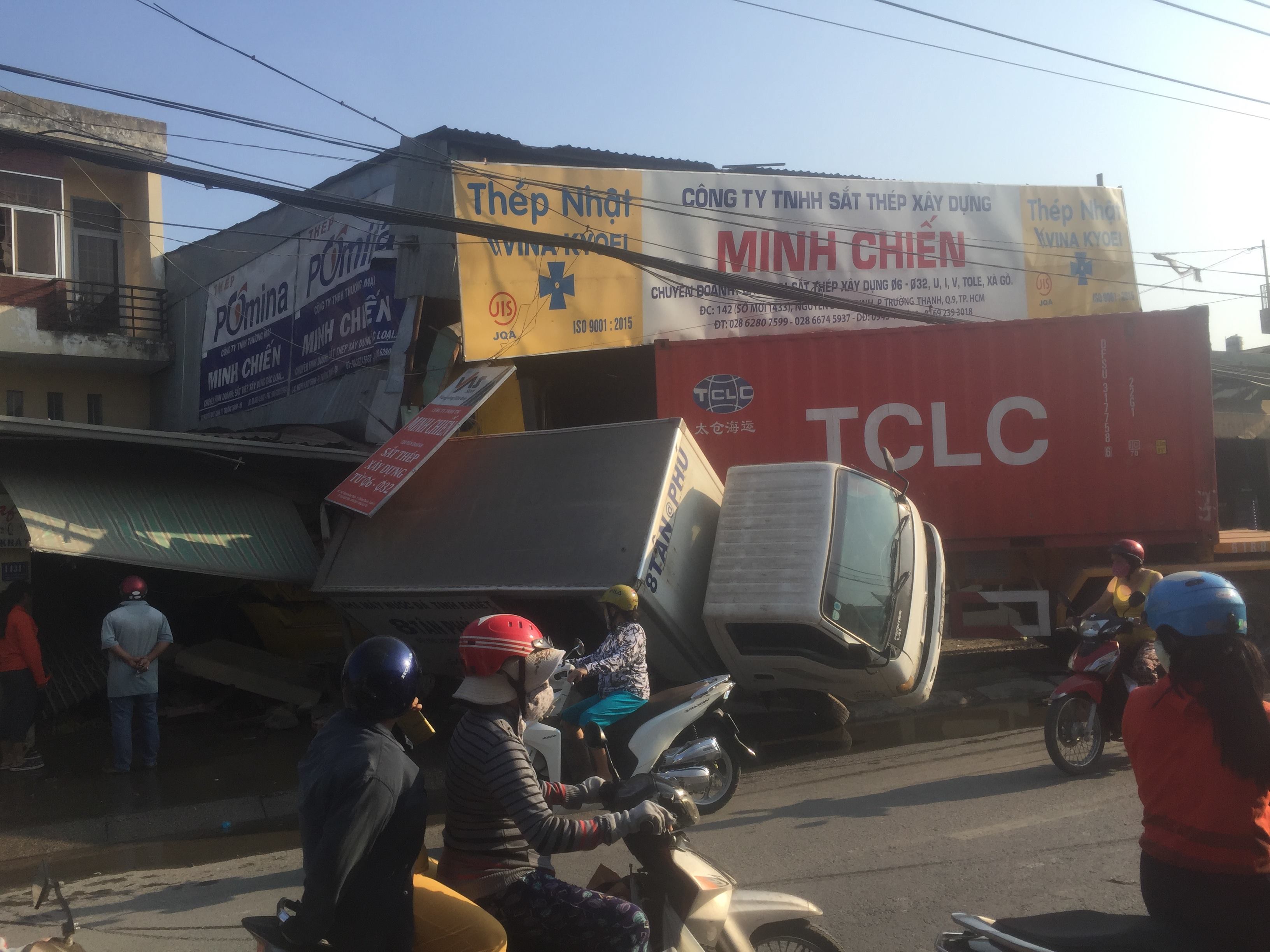 Tin nhanh - Container lao sập nhà dân, Mazda tông móp đầu taxi